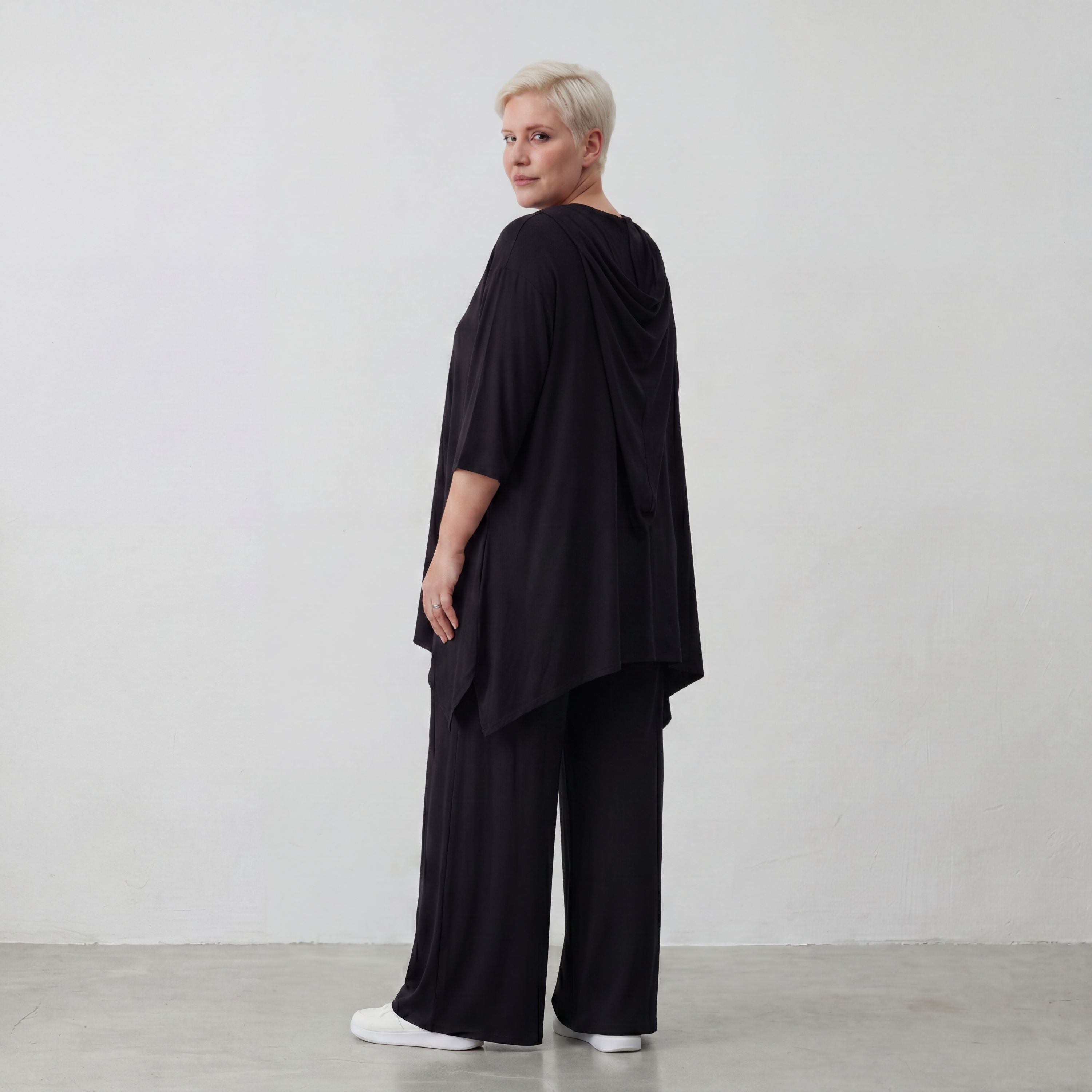 Fließendes Shirt in Schwarz mit Zipfelkapuze und Dreiviertelarm aus weichem Viskosejersey