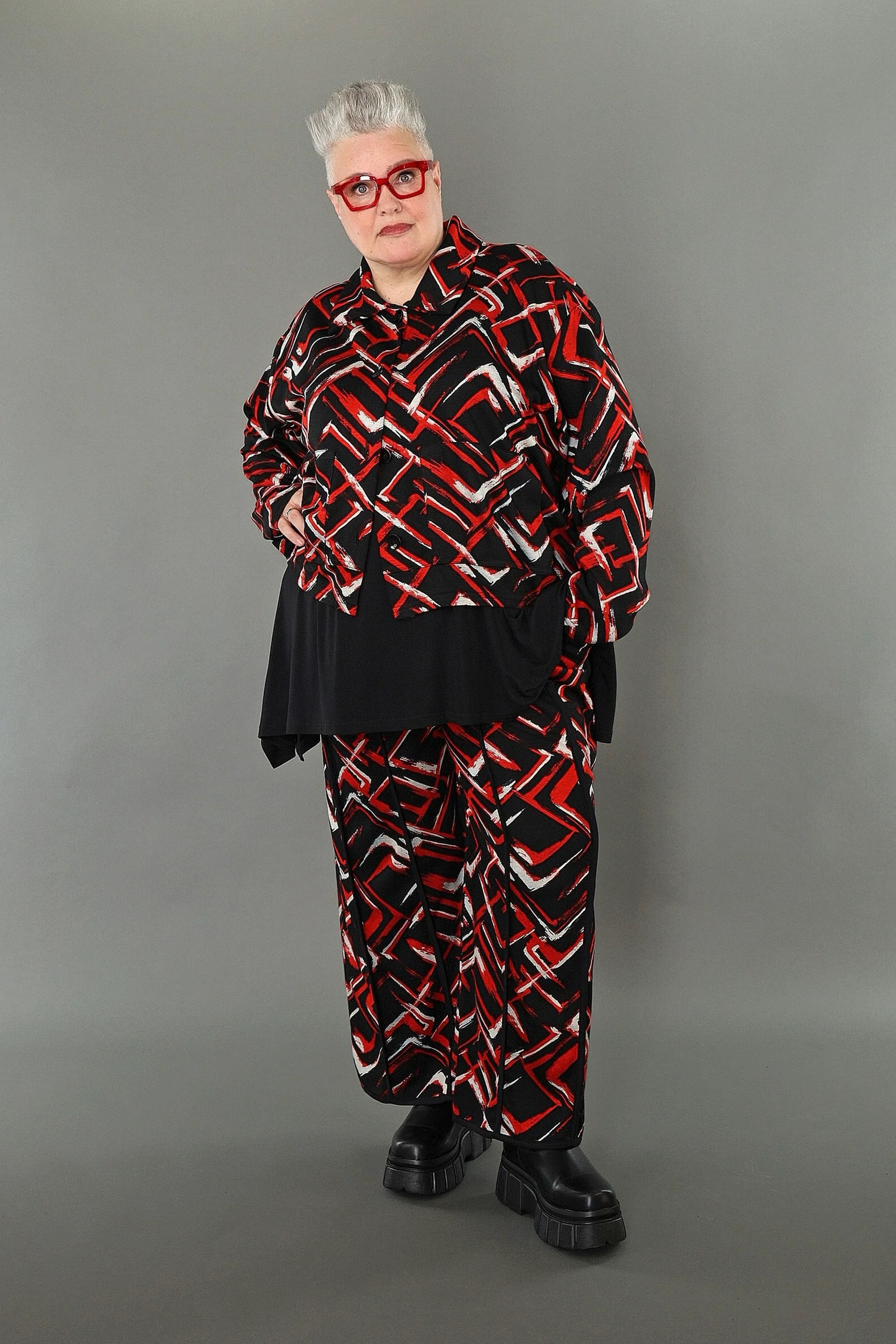  AKH Fashion Jacke in gerundeter Form, aus Viskose, 1517.06910, Schwarz/Rot/Weiß, Schick