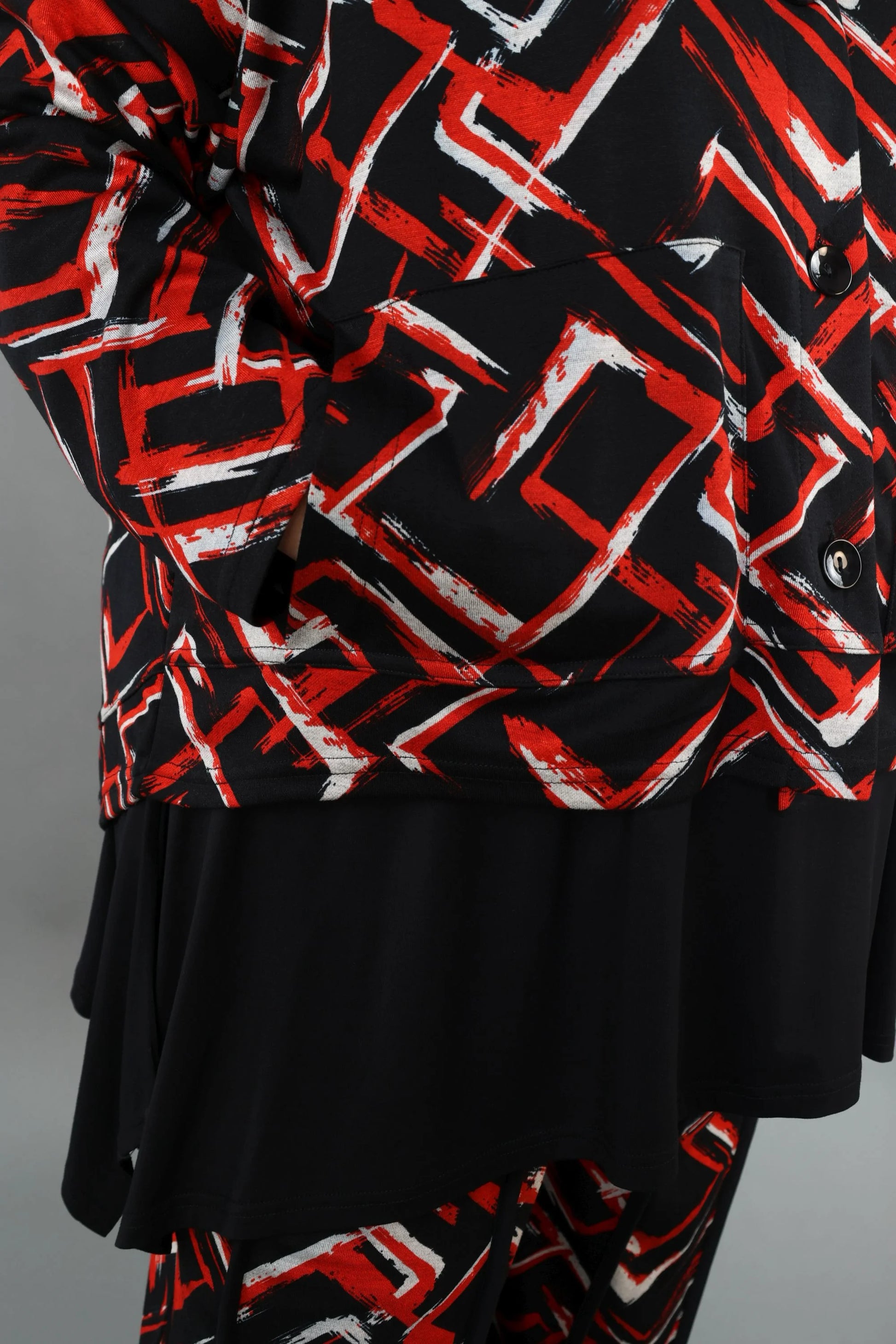  AKH Fashion Jacke in gerundeter Form, aus Viskose, 1517.06910, Schwarz/Rot/Weiß, Schick