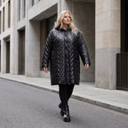 Schwarze Steppjacke mit Kapuze im Ballonschnitt oversized mit Grafikmuster und Taschen