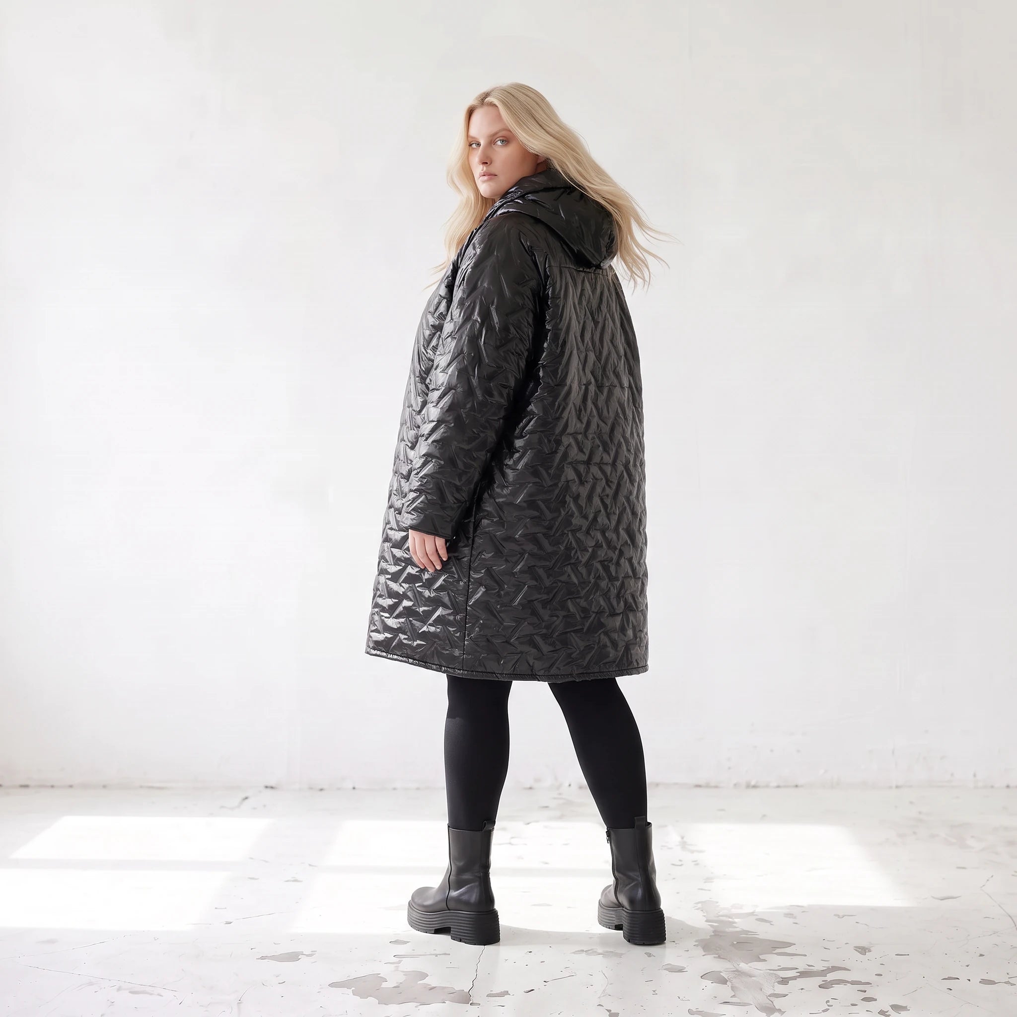Schwarze Steppjacke mit Kapuze im Ballonschnitt oversized mit Grafikmuster und Taschen