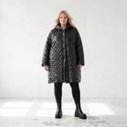 Schwarze Steppjacke mit Kapuze im Ballonschnitt oversized mit Grafikmuster und Taschen