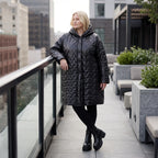 Schwarze Steppjacke mit Kapuze im Ballonschnitt oversized mit Grafikmuster und Taschen