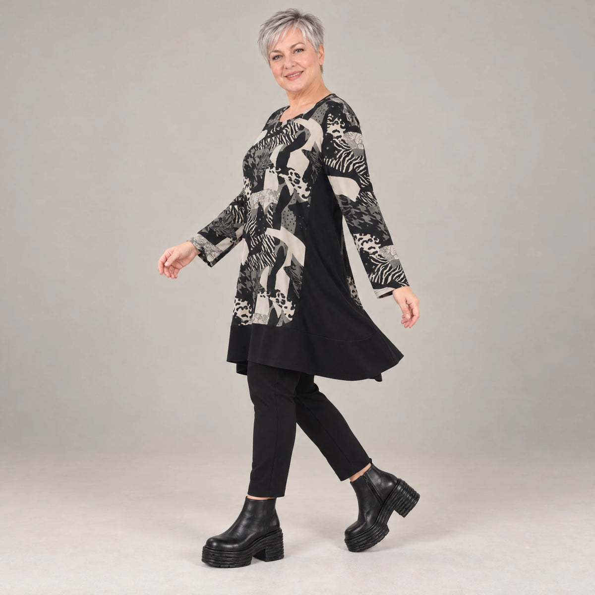 A-Form Shirt in Schwarznatur mit Jacquardmuster aus Viskose Oversize weit mit Rundhals