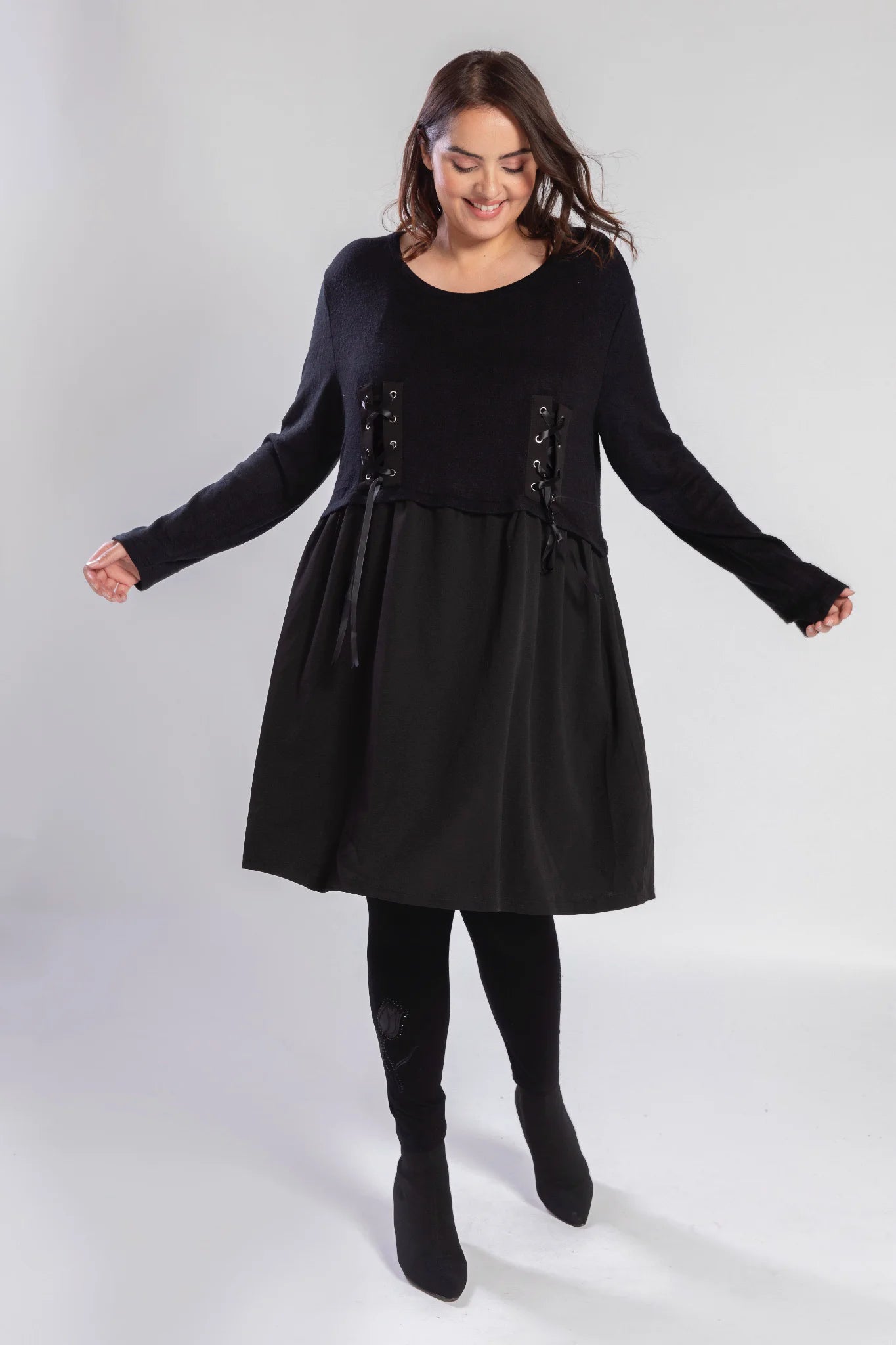  Elegantes Plus Size Kleid in zeitlosem Schwarz aus hochwertigem Memory Feinstrick für jeden Anlass