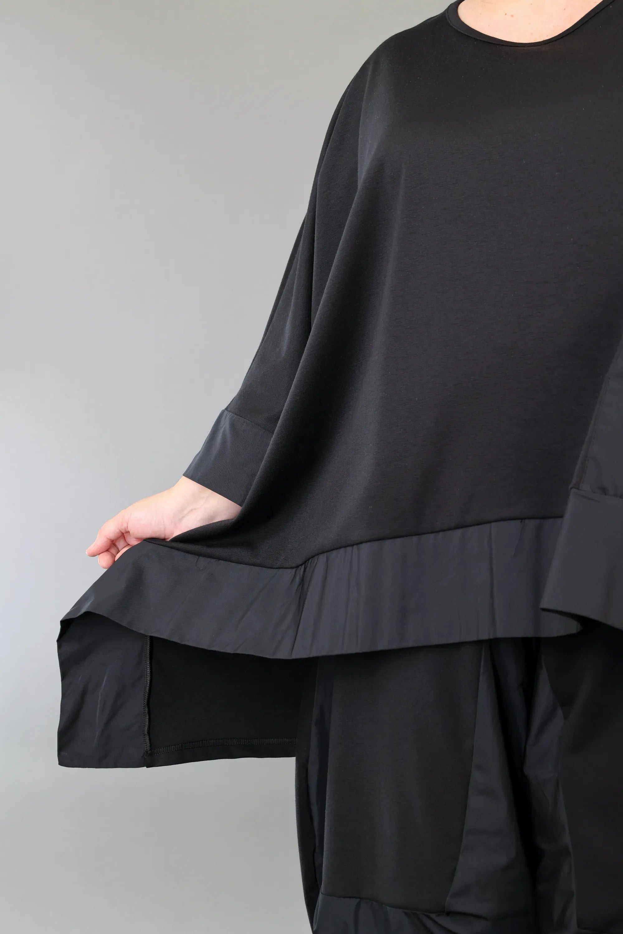  A-Form Bigshirt von AKH Premium aus Materialmix, P1001.6869, Schwarz, Ausgefallen, Zeitlos