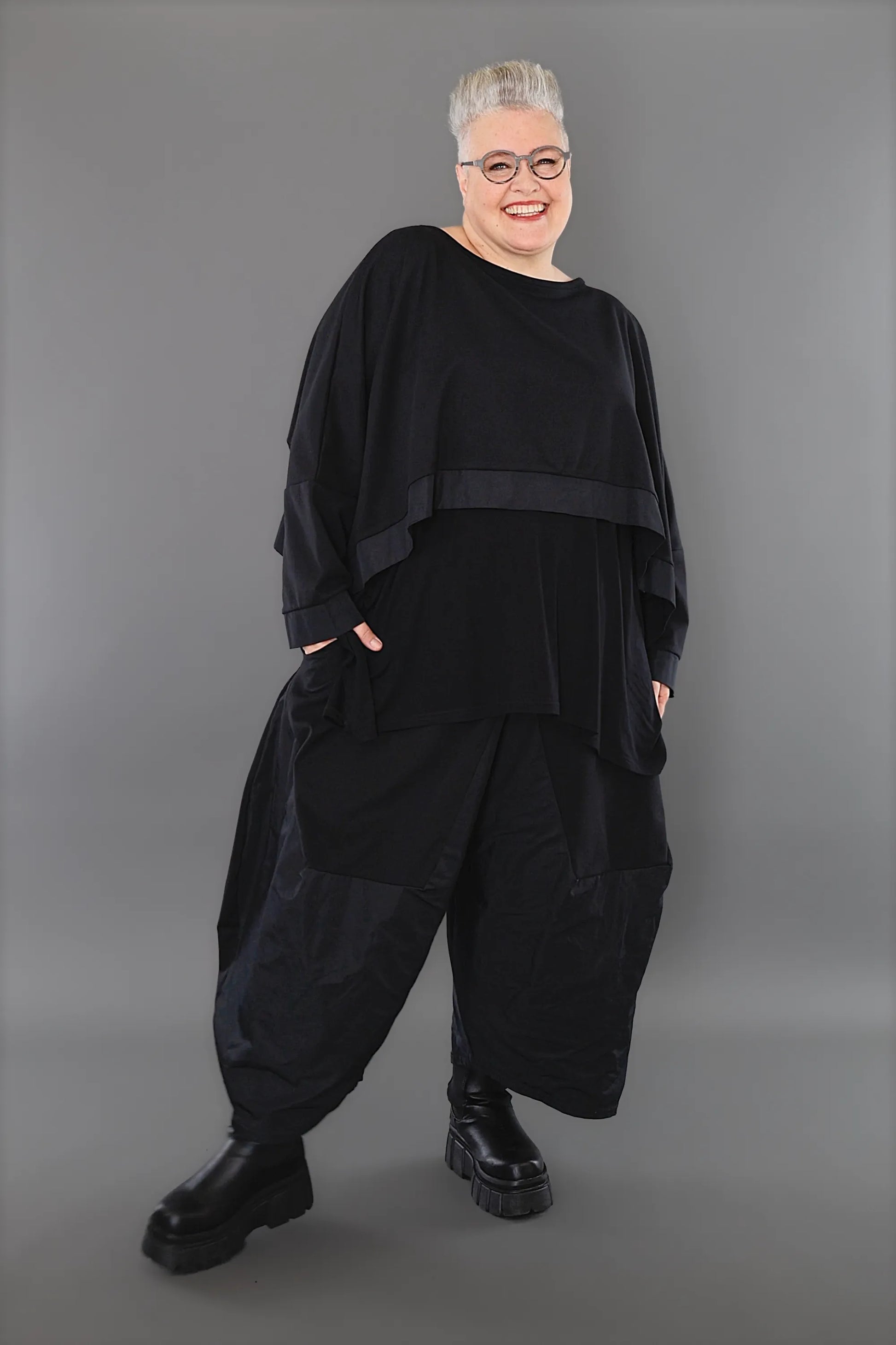  AKH Premium Überwurf in kastiger Form, aus Materialmix, P1001.7011, Schwarz, Ausgefallen