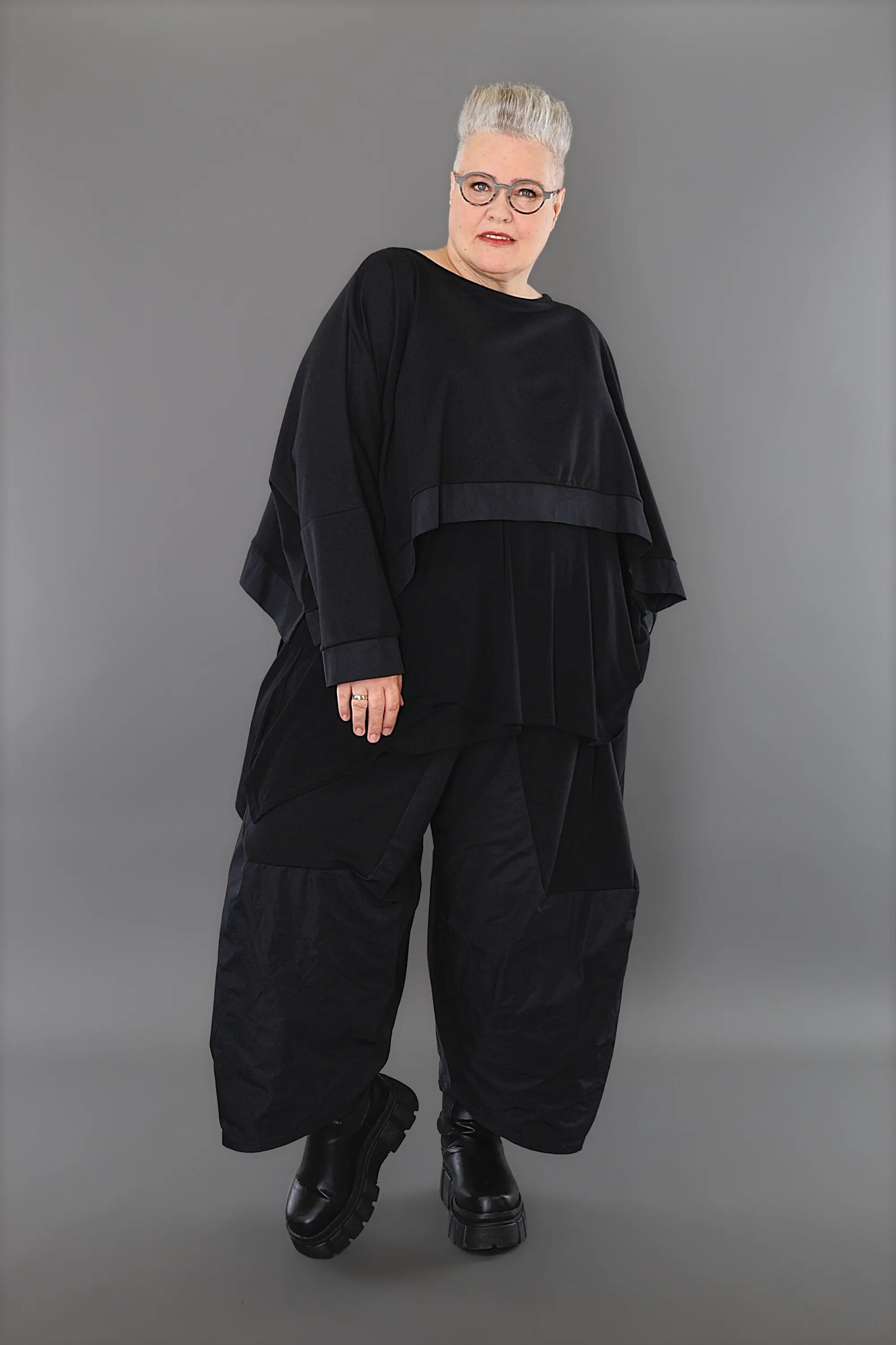  AKH Premium Überwurf in kastiger Form, aus Materialmix, P1001.7011, Schwarz, Ausgefallen