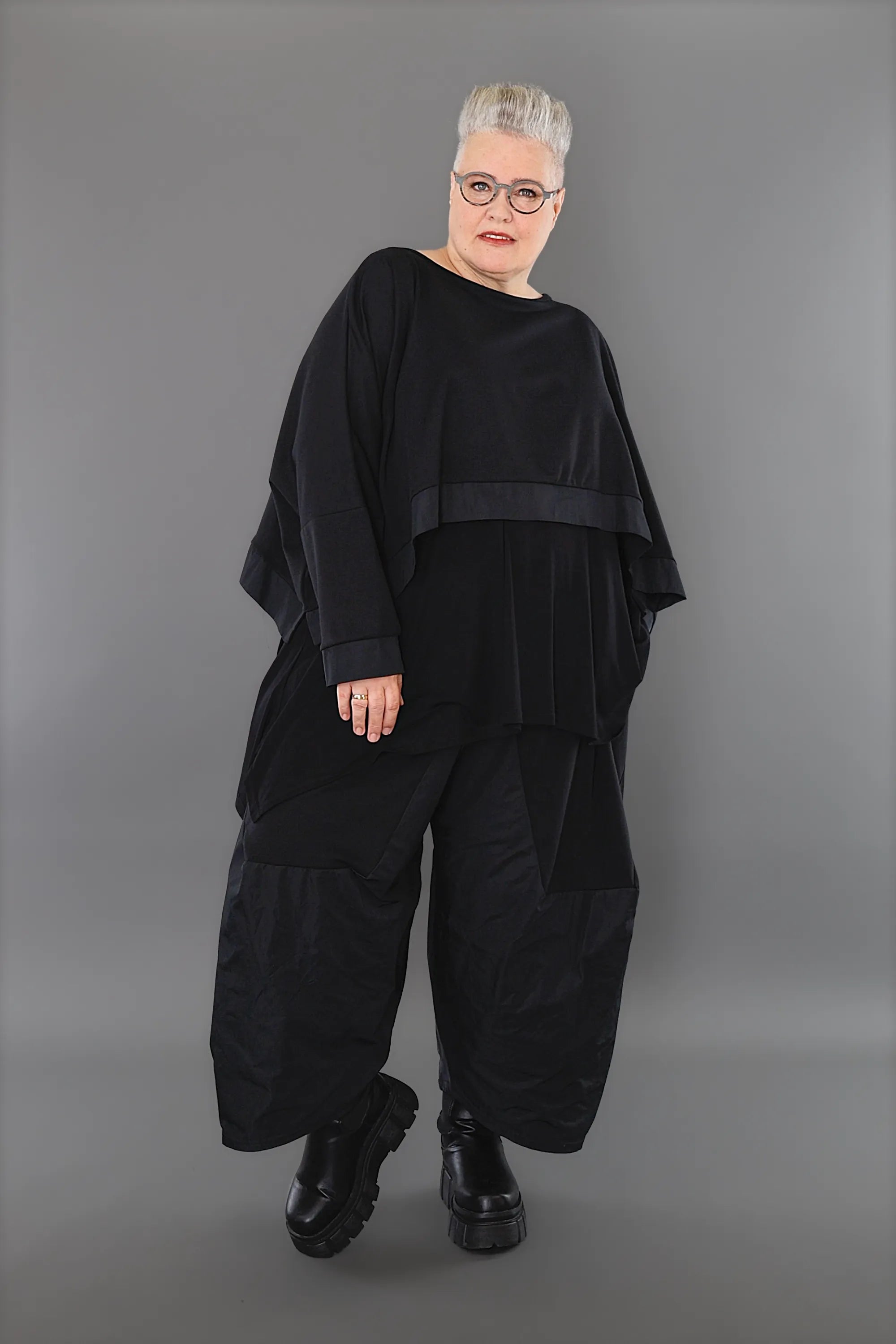  AKH Premium Überwurf in kastiger Form, aus Materialmix, P1001.7011, Schwarz, Ausgefallen