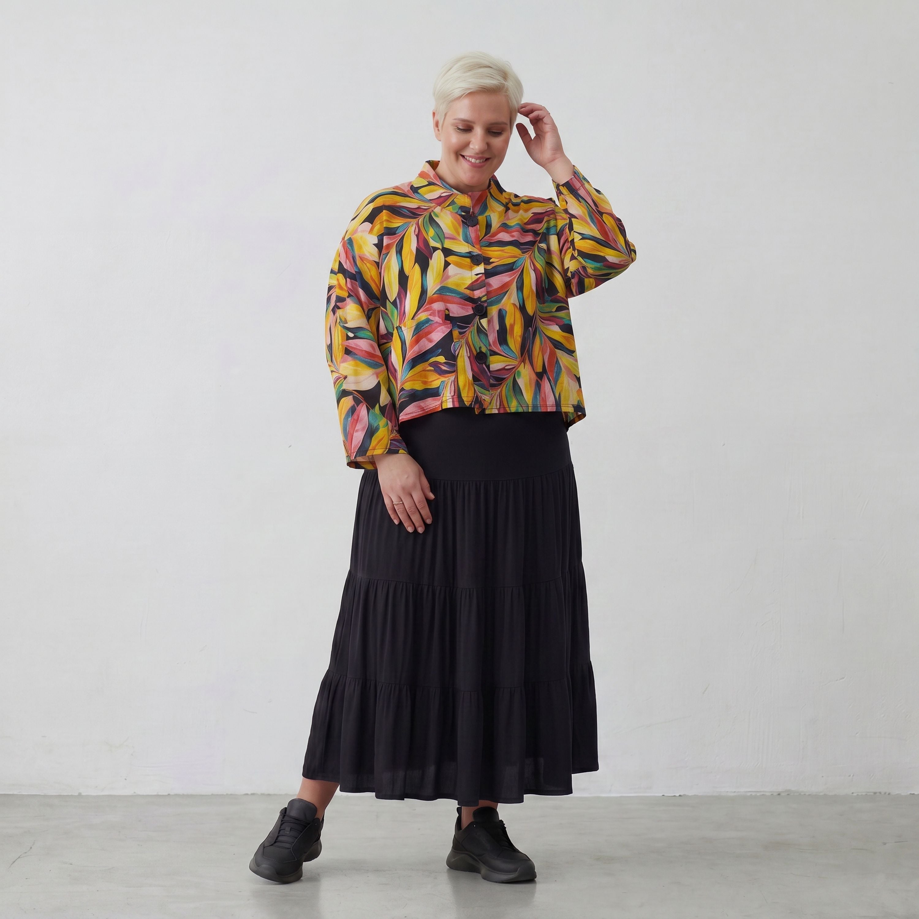 Kurze mehrfarbige Chiffonjacke mit Blumenmuster Stehkragen und aufgesetzten Taschen