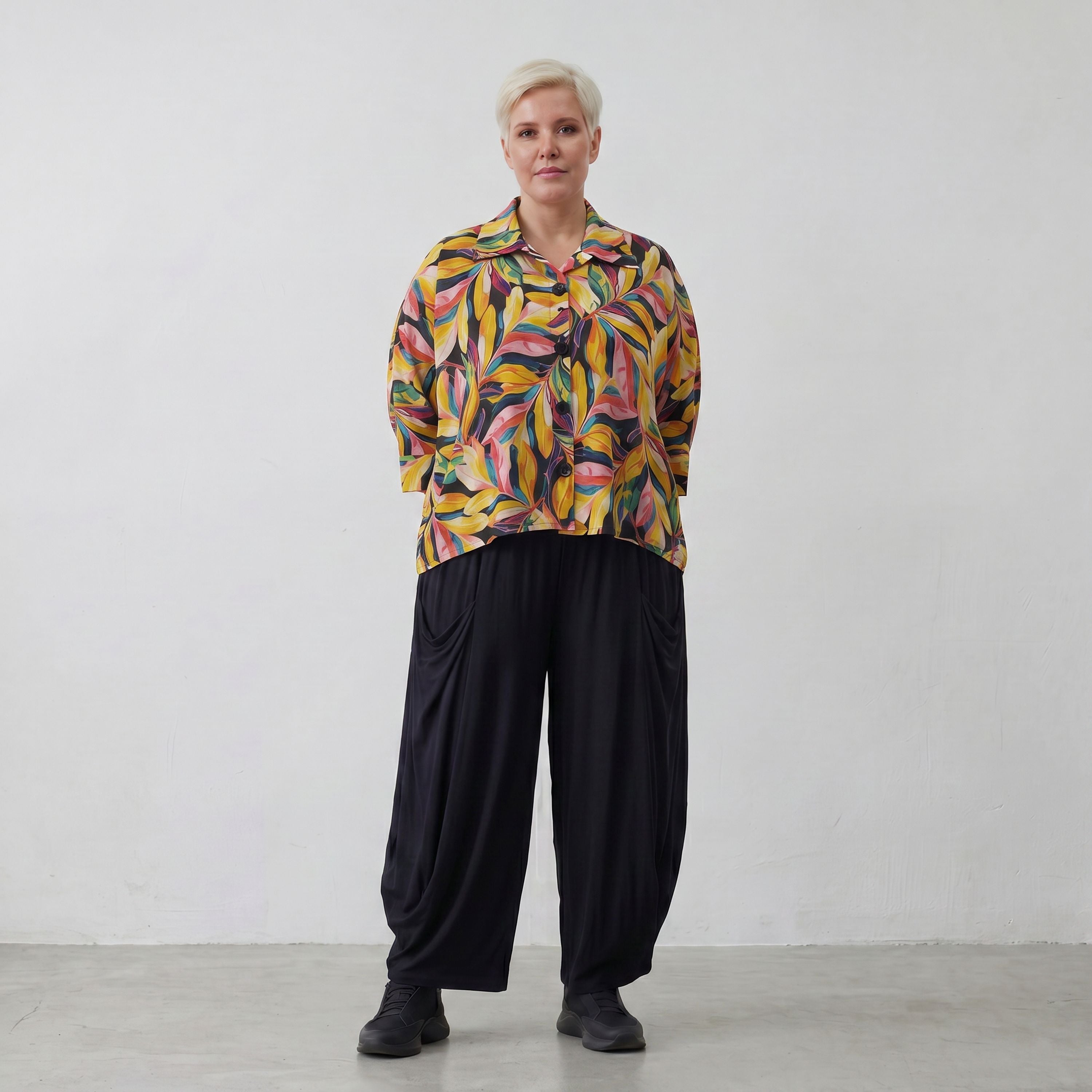 Mehrfarbige Chiffonbluse mit floralem Muster 3/4-Ärmeln und Kragen in luftiger Silhouette