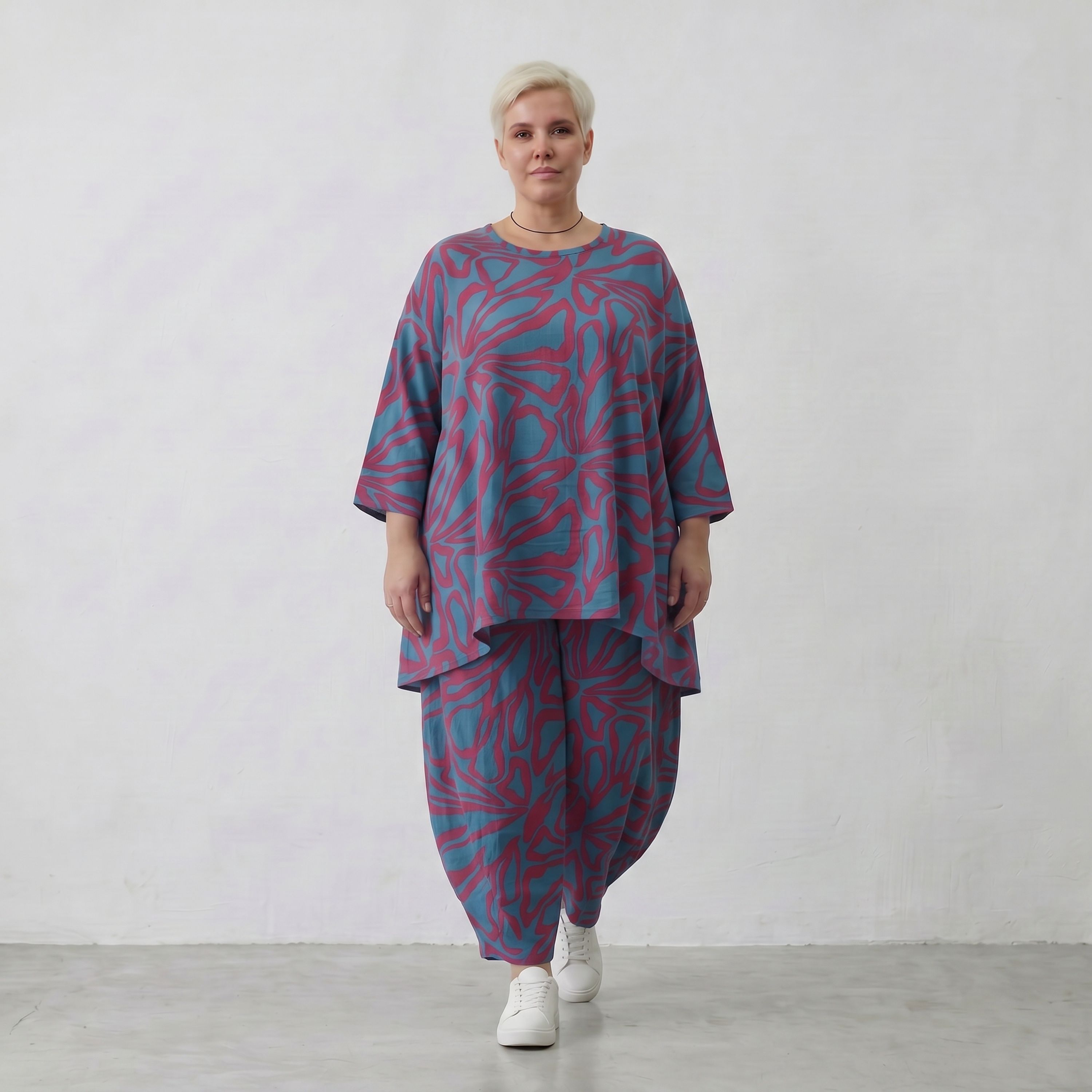 Bigshirt in Blau Rot mit floralem Muster A-Form Rundhals und Dreiviertelarm luftig weit