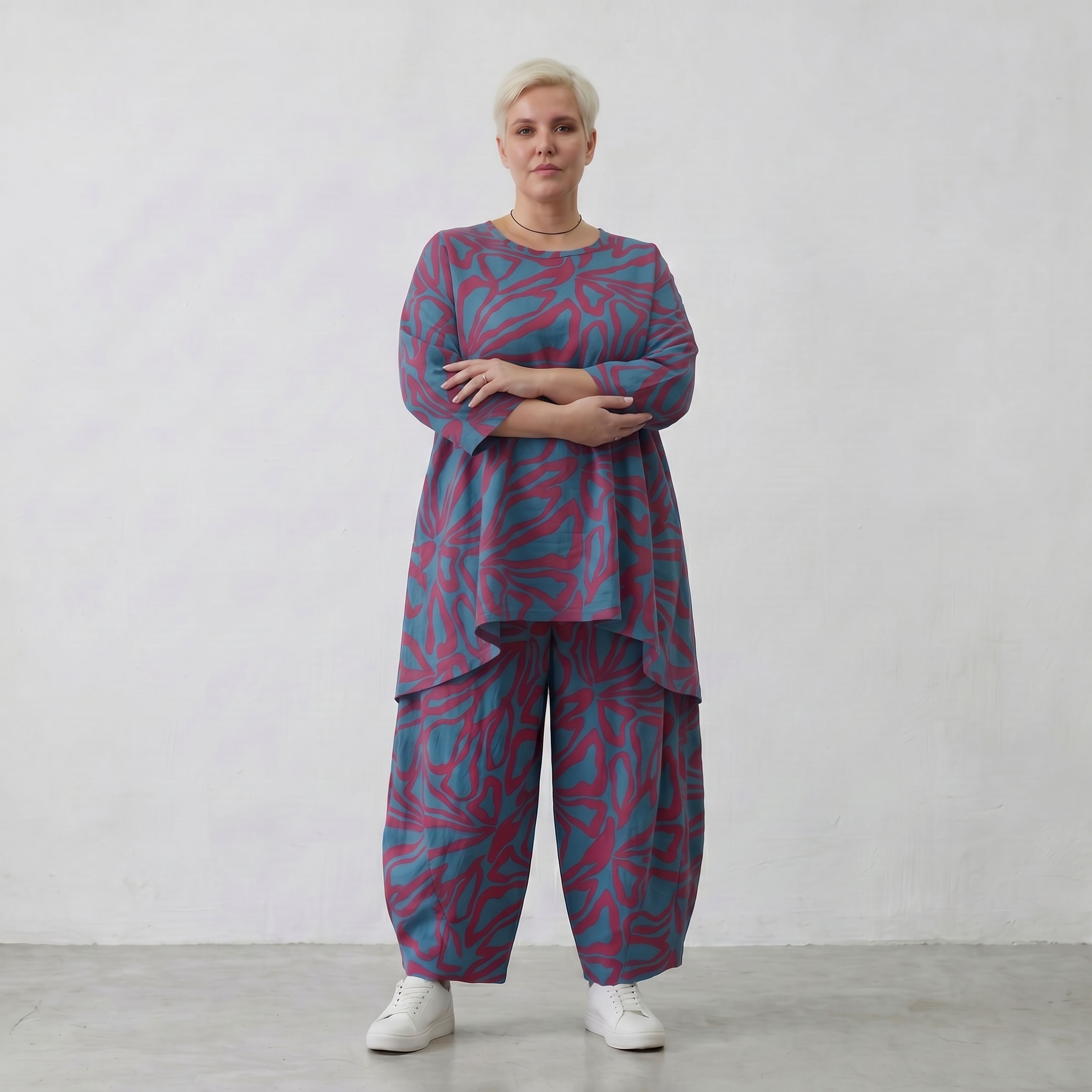 Bigshirt in Blau Rot mit floralem Muster A-Form Rundhals und Dreiviertelarm luftig weit