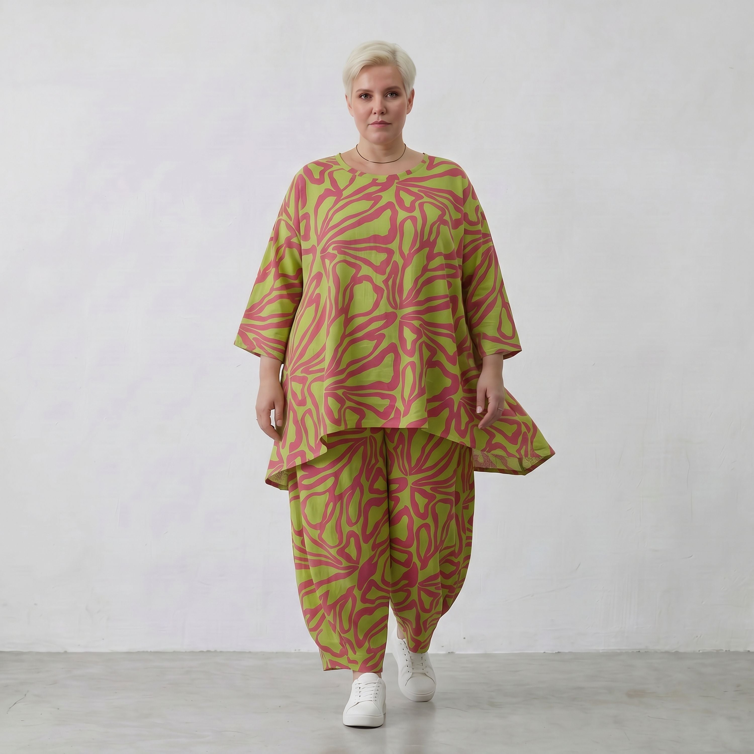 Apfelgrünes Bigshirt in A-Form mit roten Blumen Leinenoptik und Dreiviertelarm Rundhals