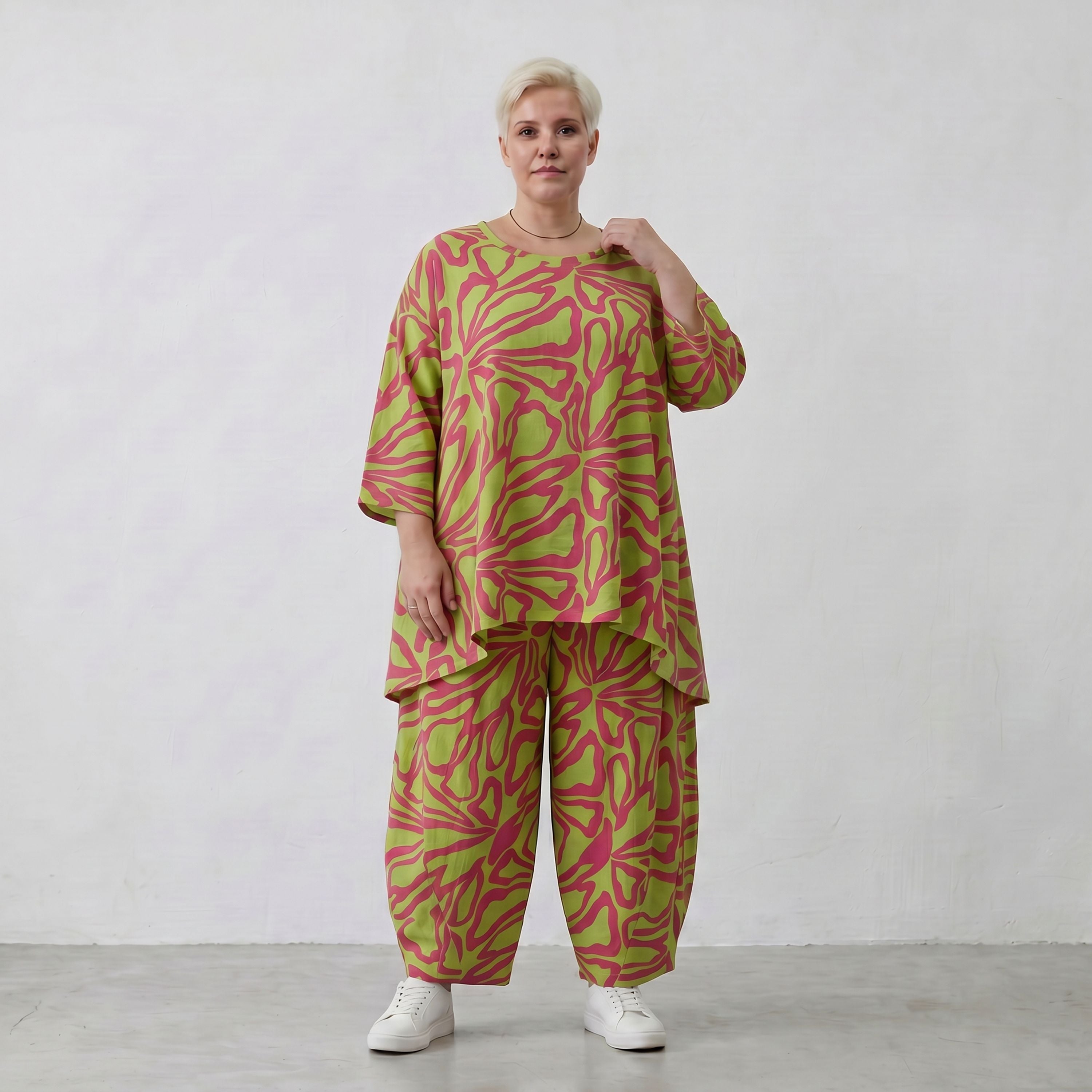 Apfelgrünes Bigshirt in A-Form mit roten Blumen Leinenoptik und Dreiviertelarm Rundhals