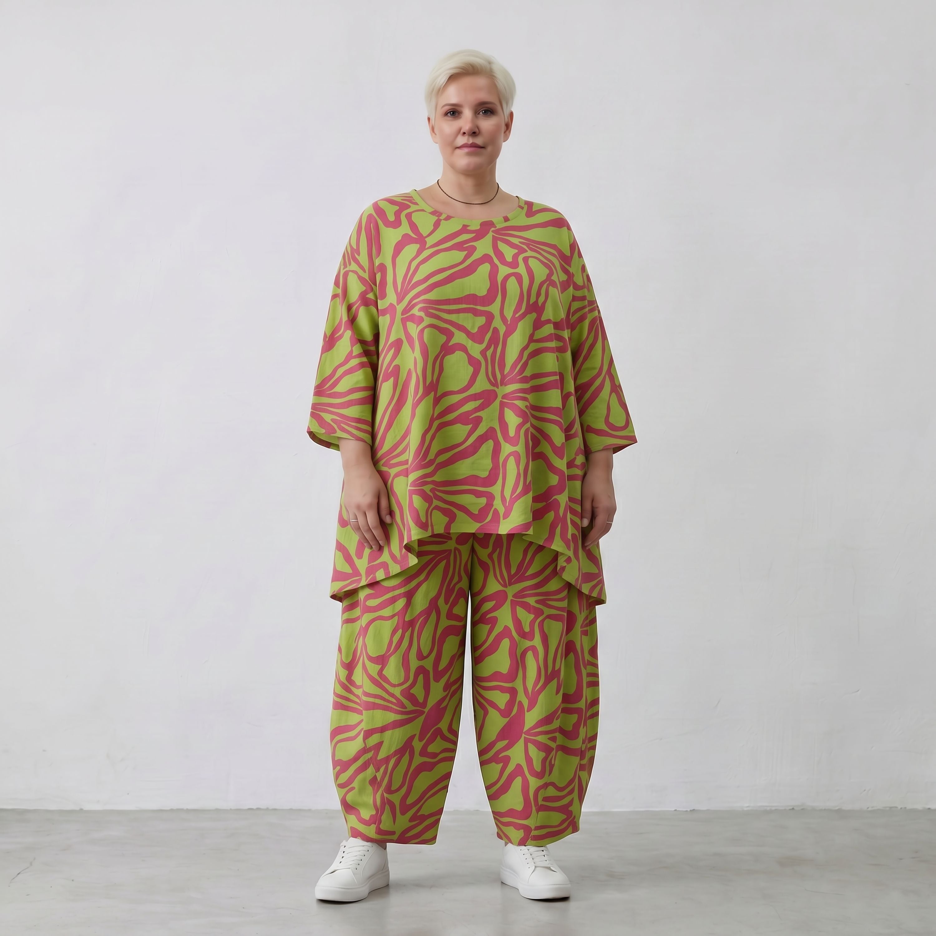 Apfelgrünes Bigshirt in A-Form mit roten Blumen Leinenoptik und Dreiviertelarm Rundhals