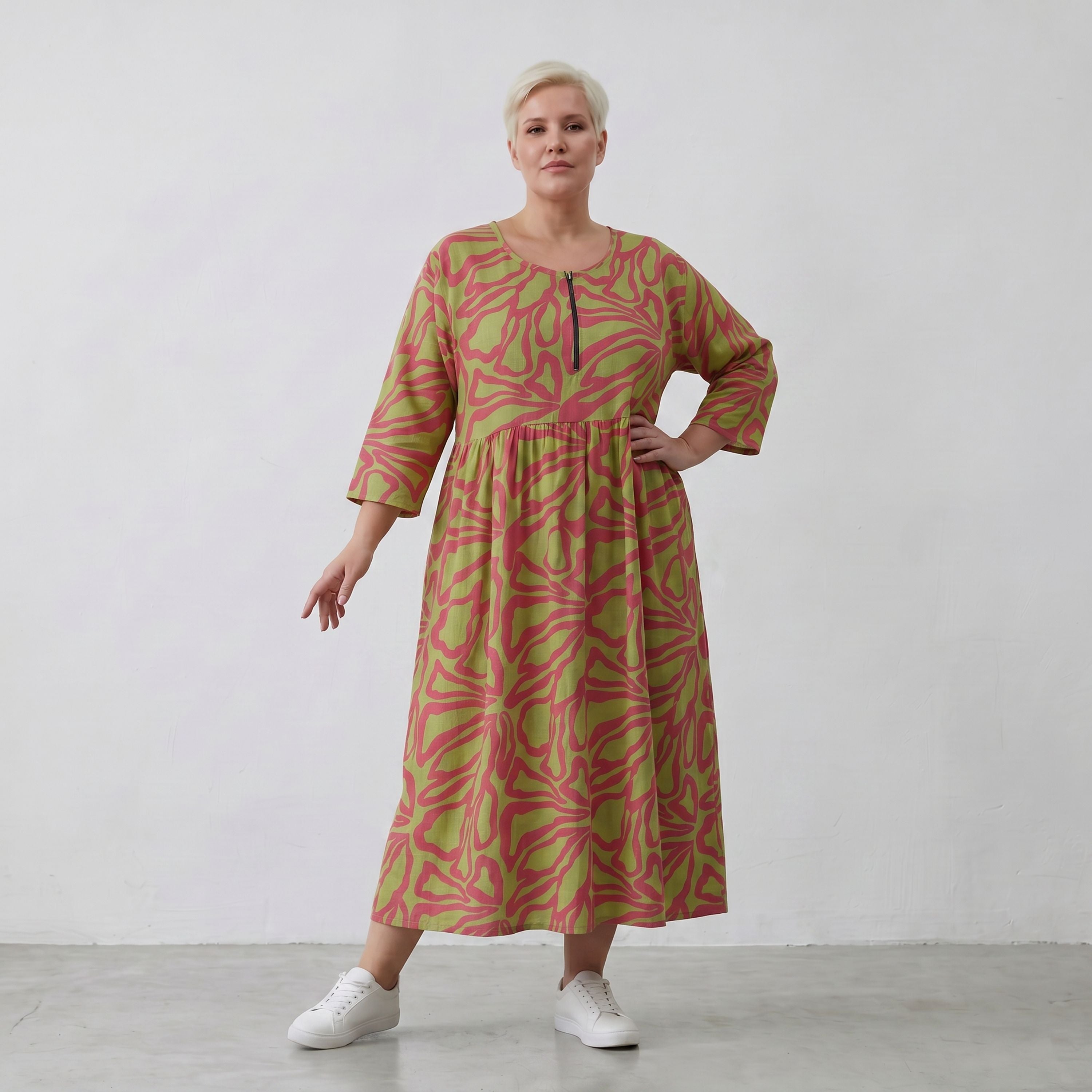 Ballonkleid in apfelgrüner Leinenoptik mit roten Blüten Rundhals und Seitennahttaschen