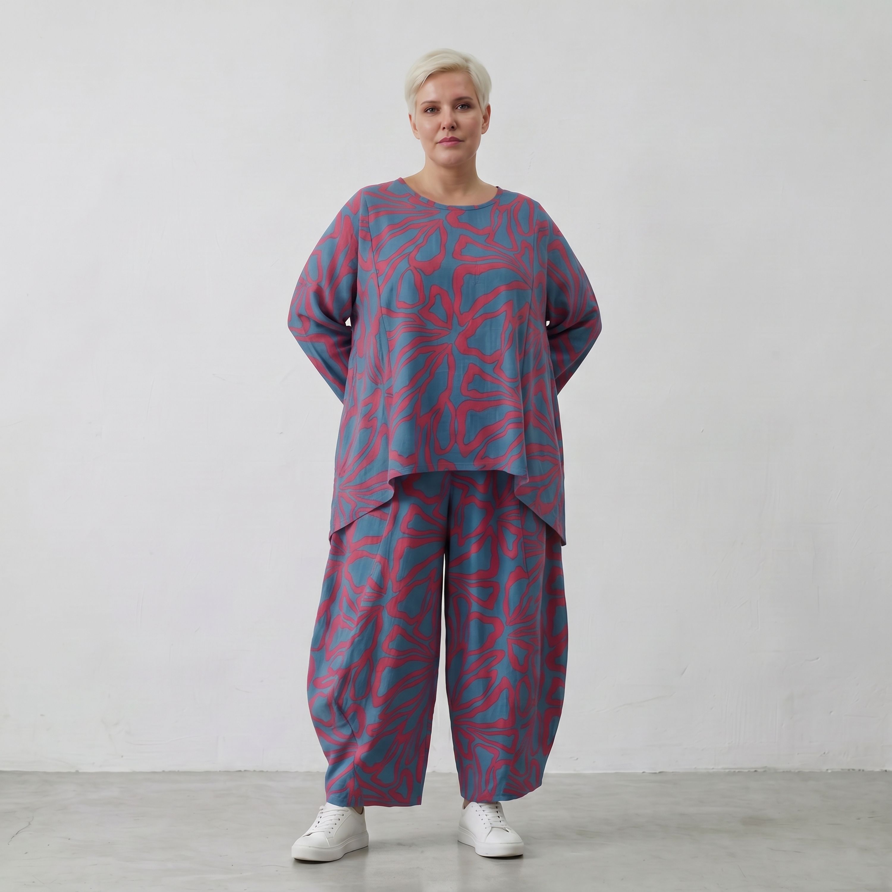 Blaue Ballonhose mit rotem Blumenmuster in Leinenoptik und weiten Beinen mit Taschen