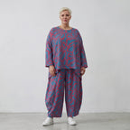 Blaue Ballonhose mit rotem Blumenmuster in Leinenoptik und weiten Beinen mit Taschen