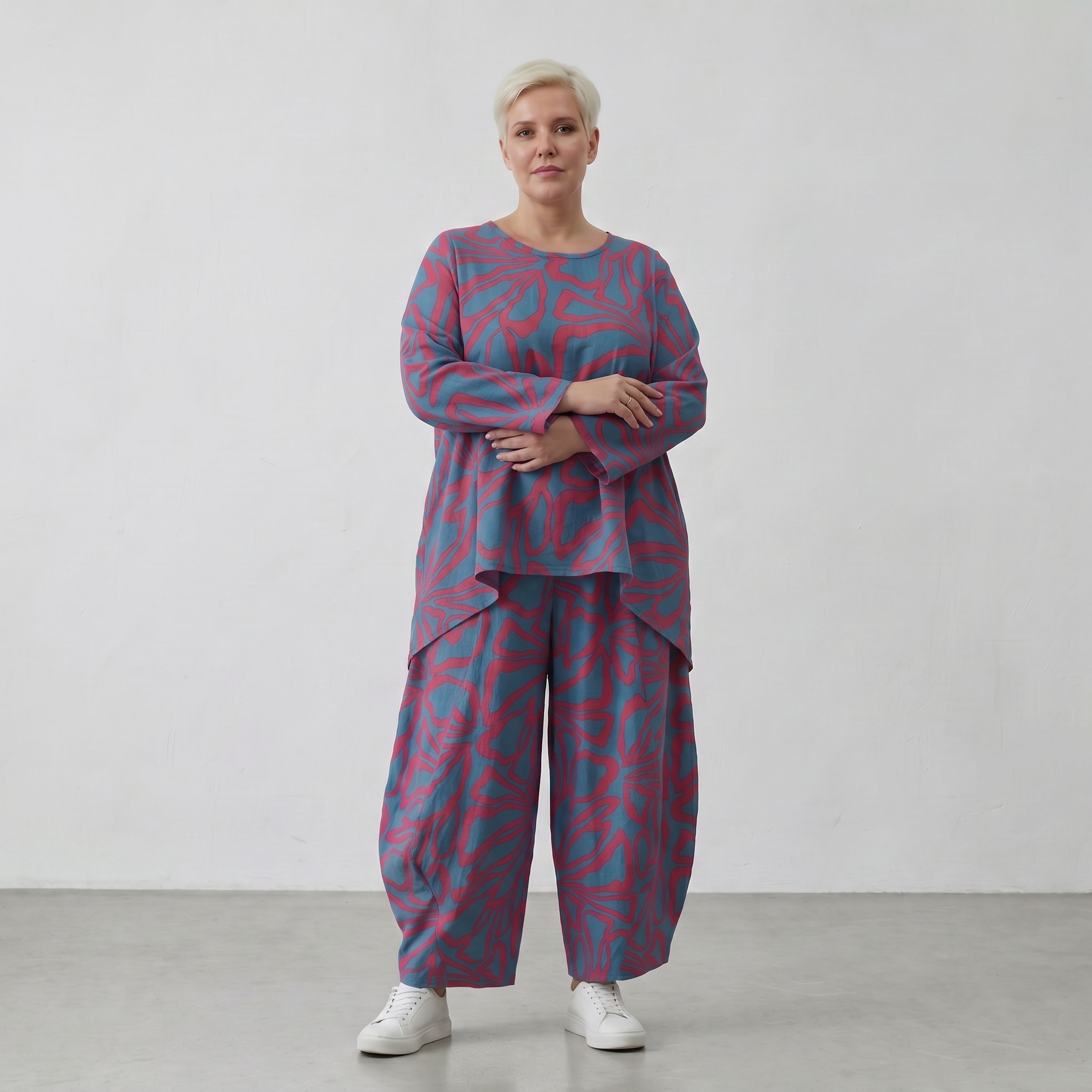 Blaue Ballonhose mit rotem Blumenmuster in Leinenoptik und weiten Beinen mit Taschen