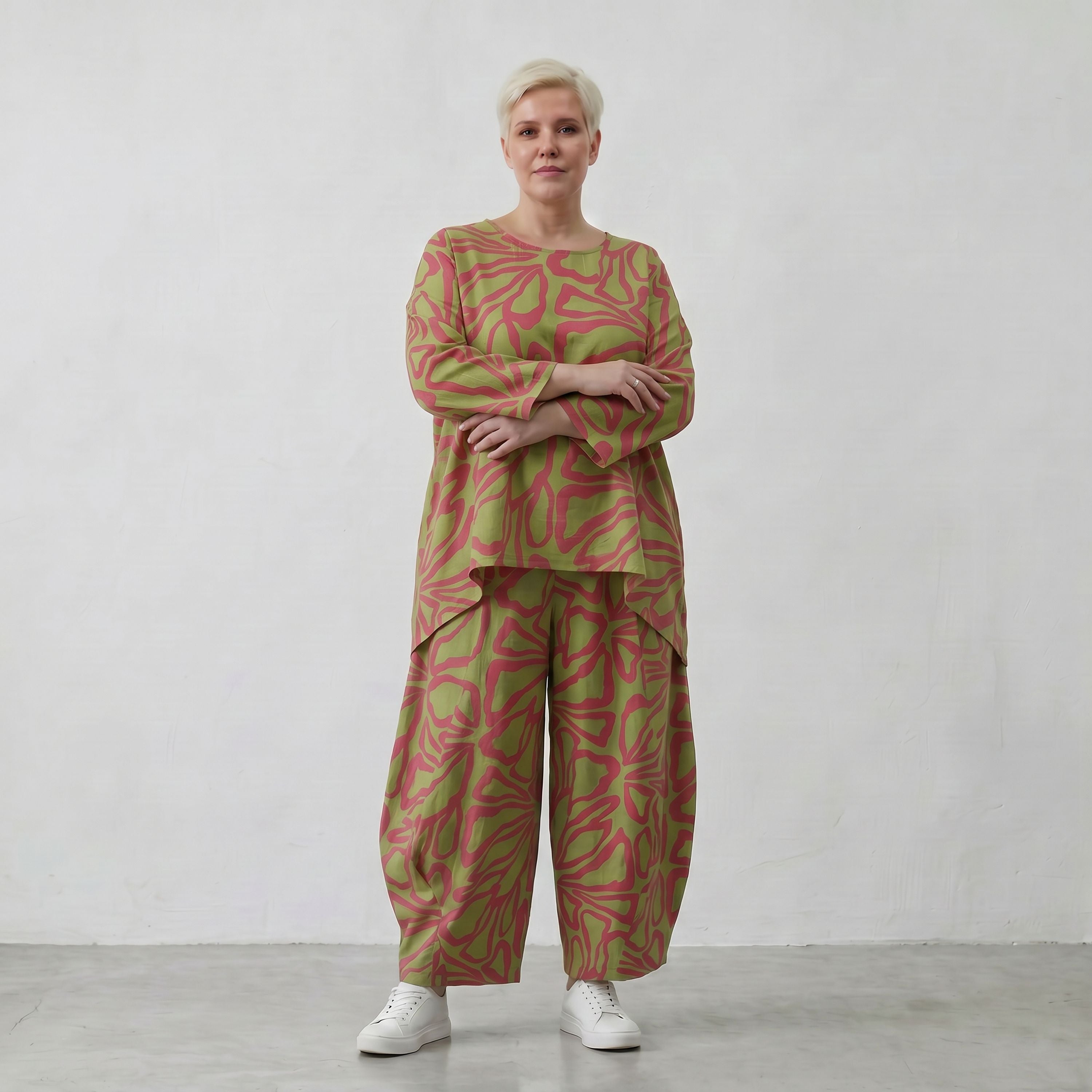 Apfelgrünes Bigshirt mit roten Blumen kastig geschnitten luftig weit mit Overlocksaum