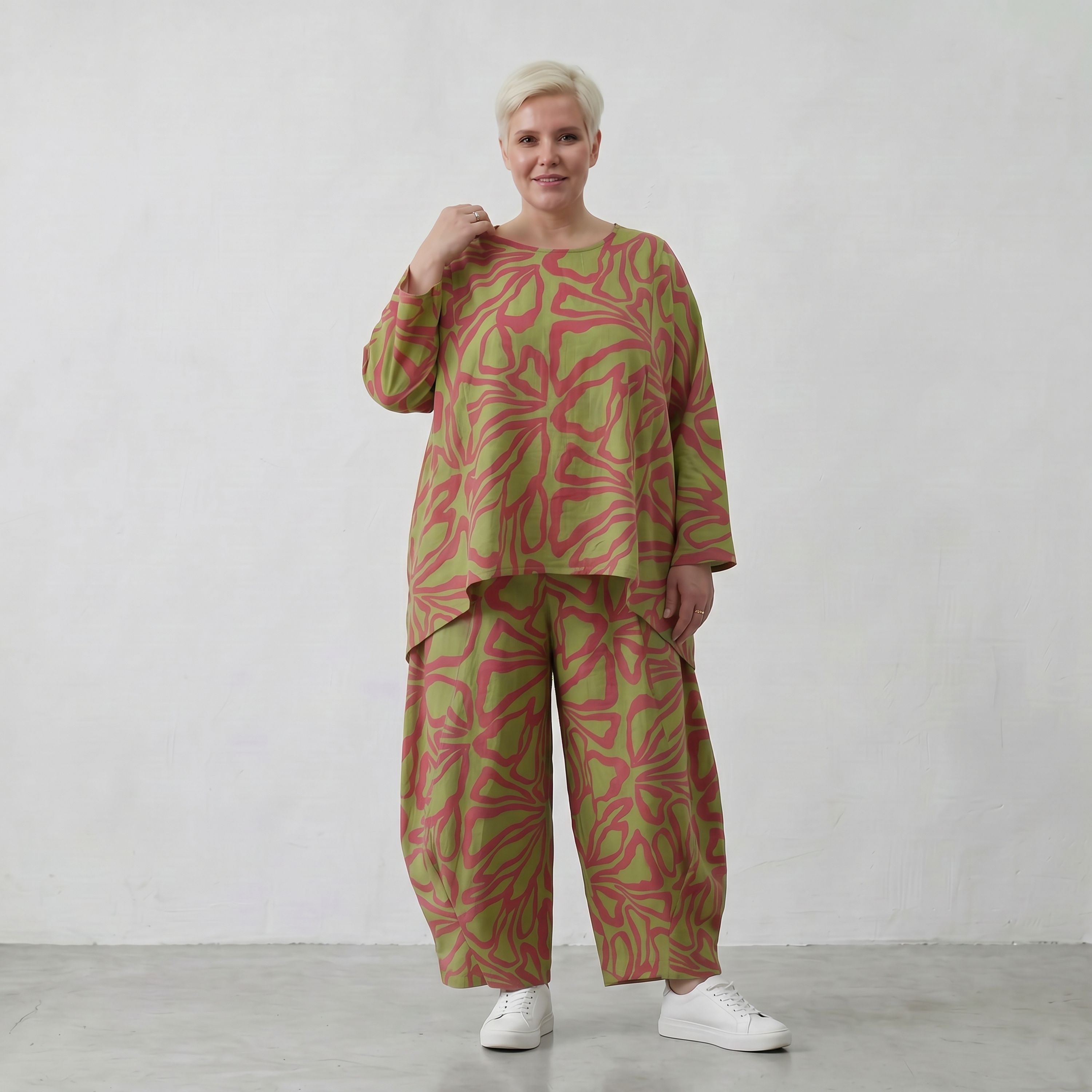 Ballonhose apfelgrün mit rotem Blumenmuster in Leinenoptik weit geschnitten mit Taschen