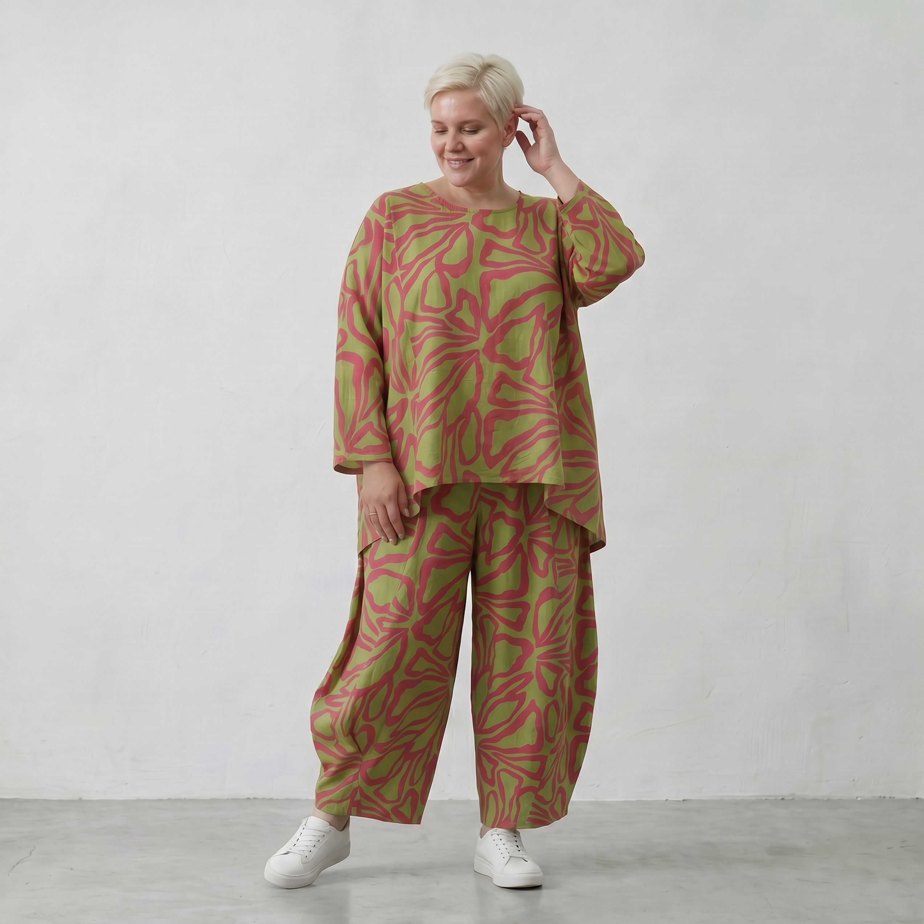 Apfelgrünes Bigshirt mit roten Blumen kastig geschnitten luftig weit mit Overlocksaum