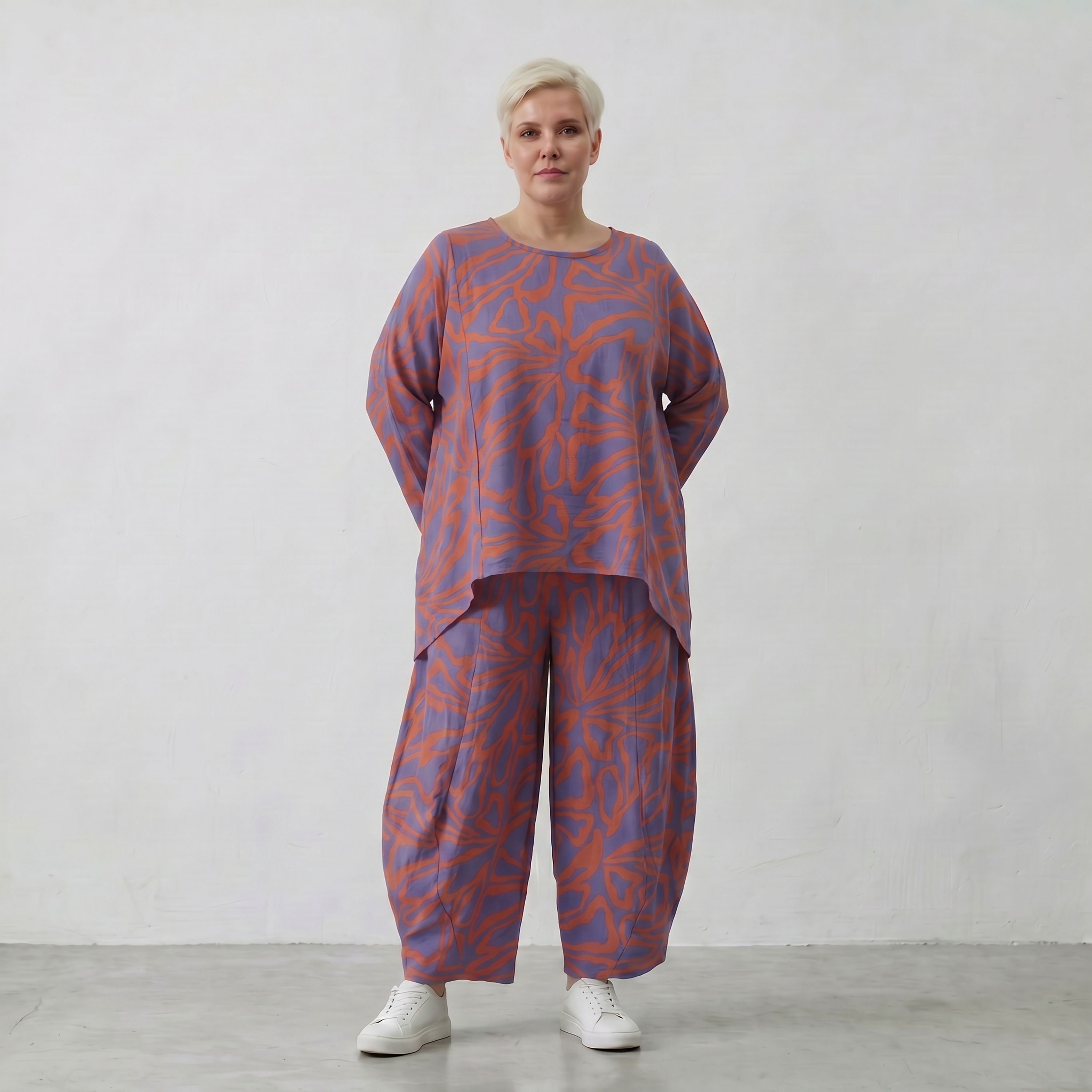 Kastiges Bigshirt in Lila Orange mit Blumendruck Leinenoptik und längerem Rückenteil