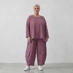 Ballonhose in lilaorange mit Blumenprint weit geschnitten und tiefen aufgesetzten Taschen