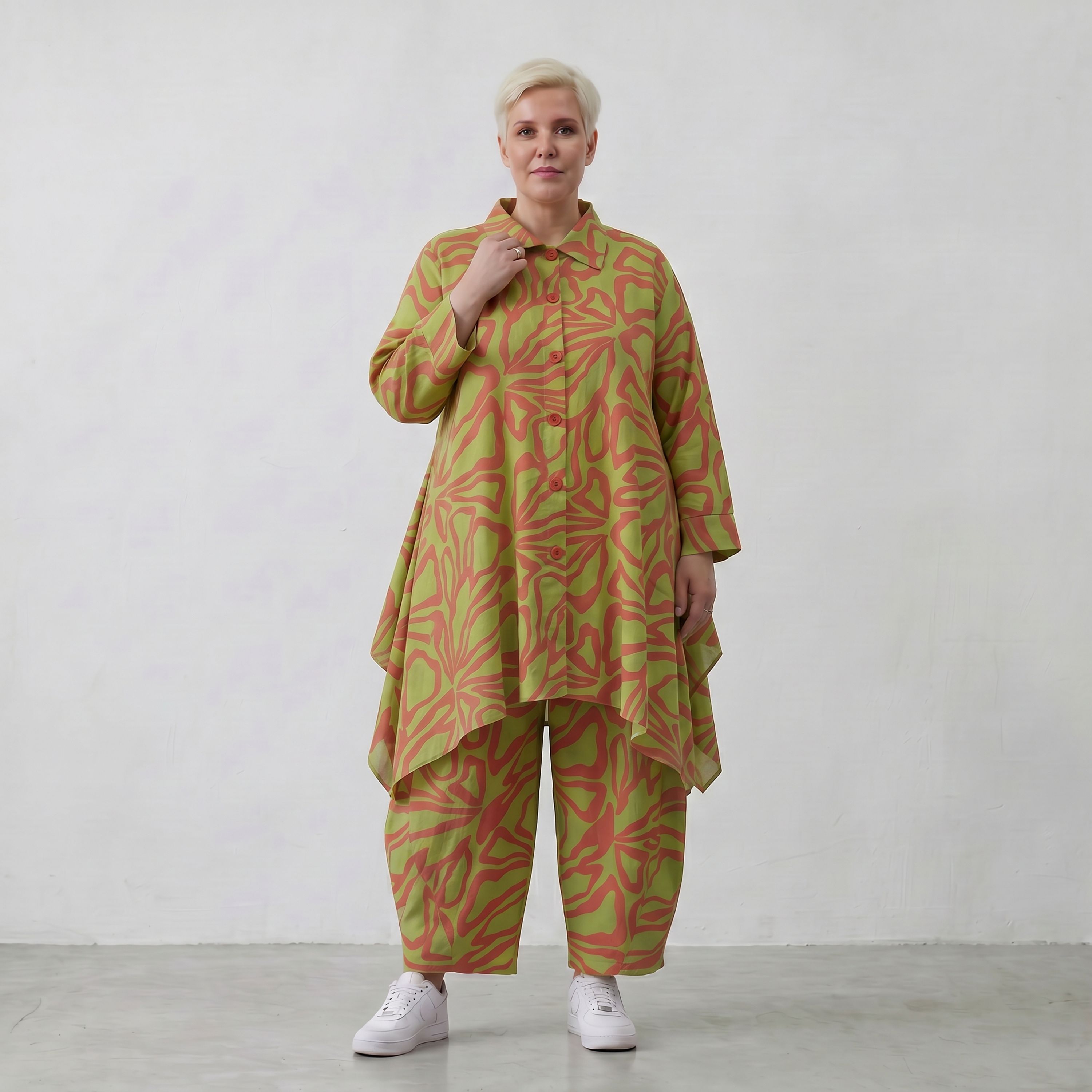 Apfelgrüne A-Form Jacke mit rotem Blumenmuster locker fallend mit Zipfelsaum und Taschen
