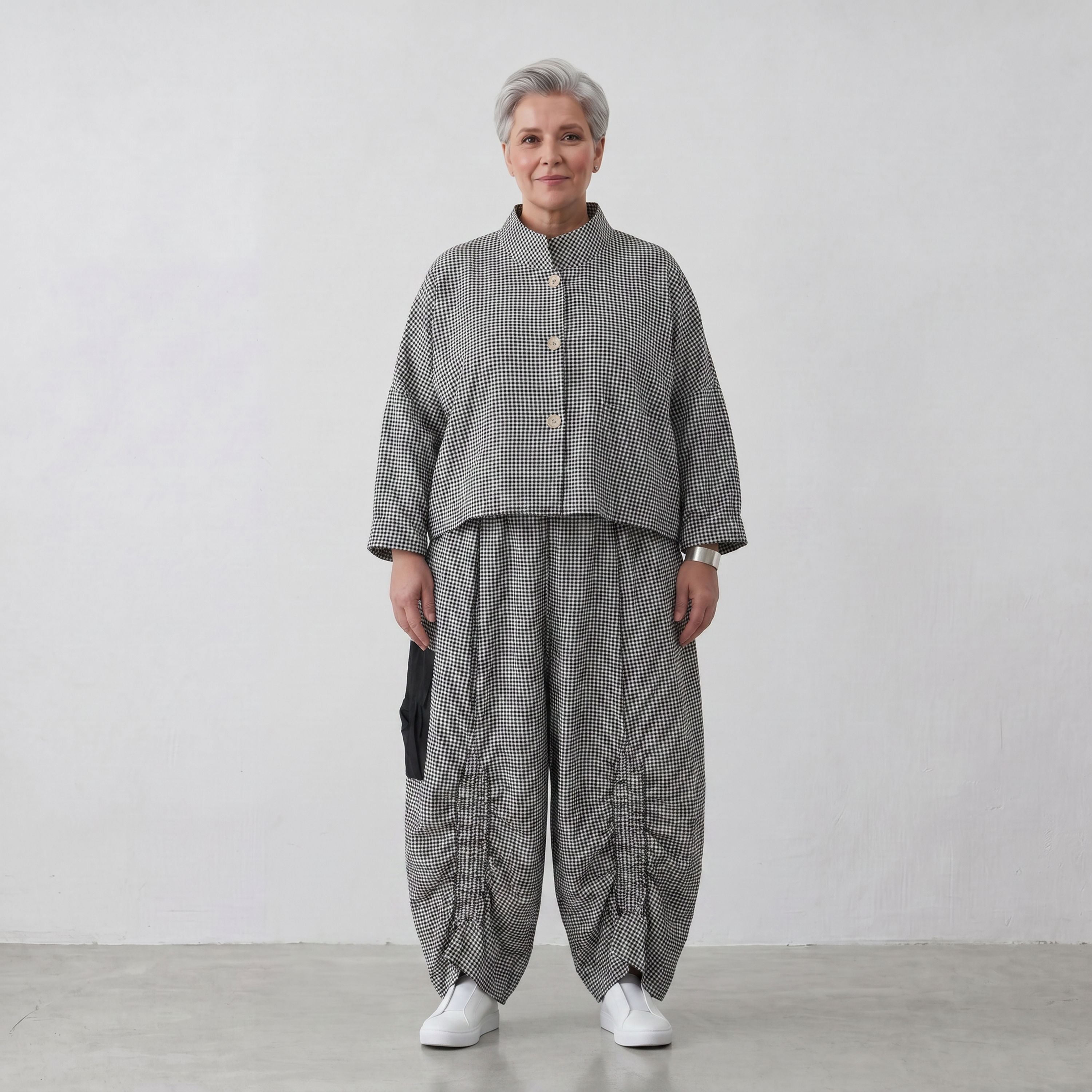 Bengaline Jacke in Schwarz und Weiß mit Stehkragen kastiger Passform und Knopfverschluss