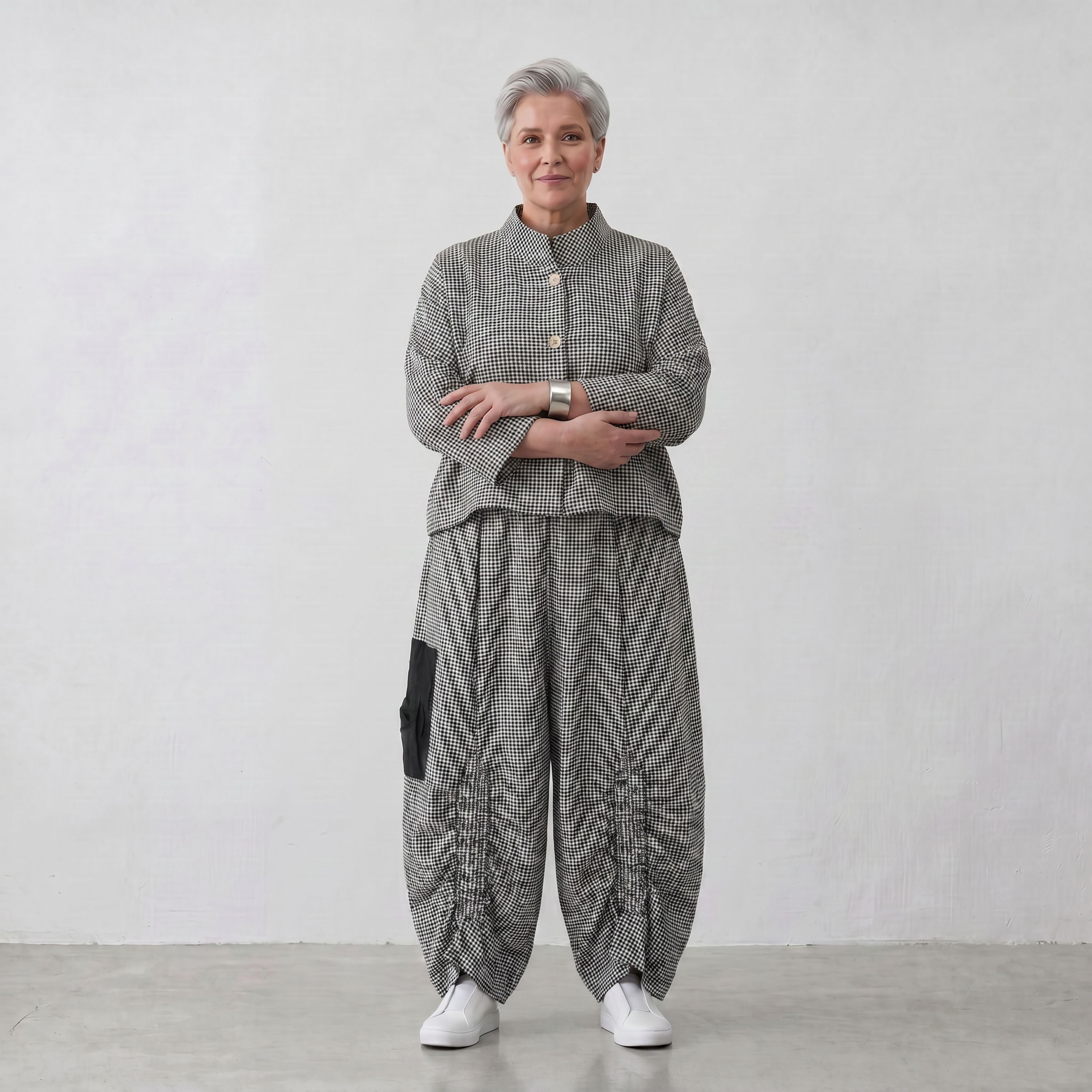 Bengaline Jacke in Schwarz und Weiß mit Stehkragen kastiger Passform und Knopfverschluss