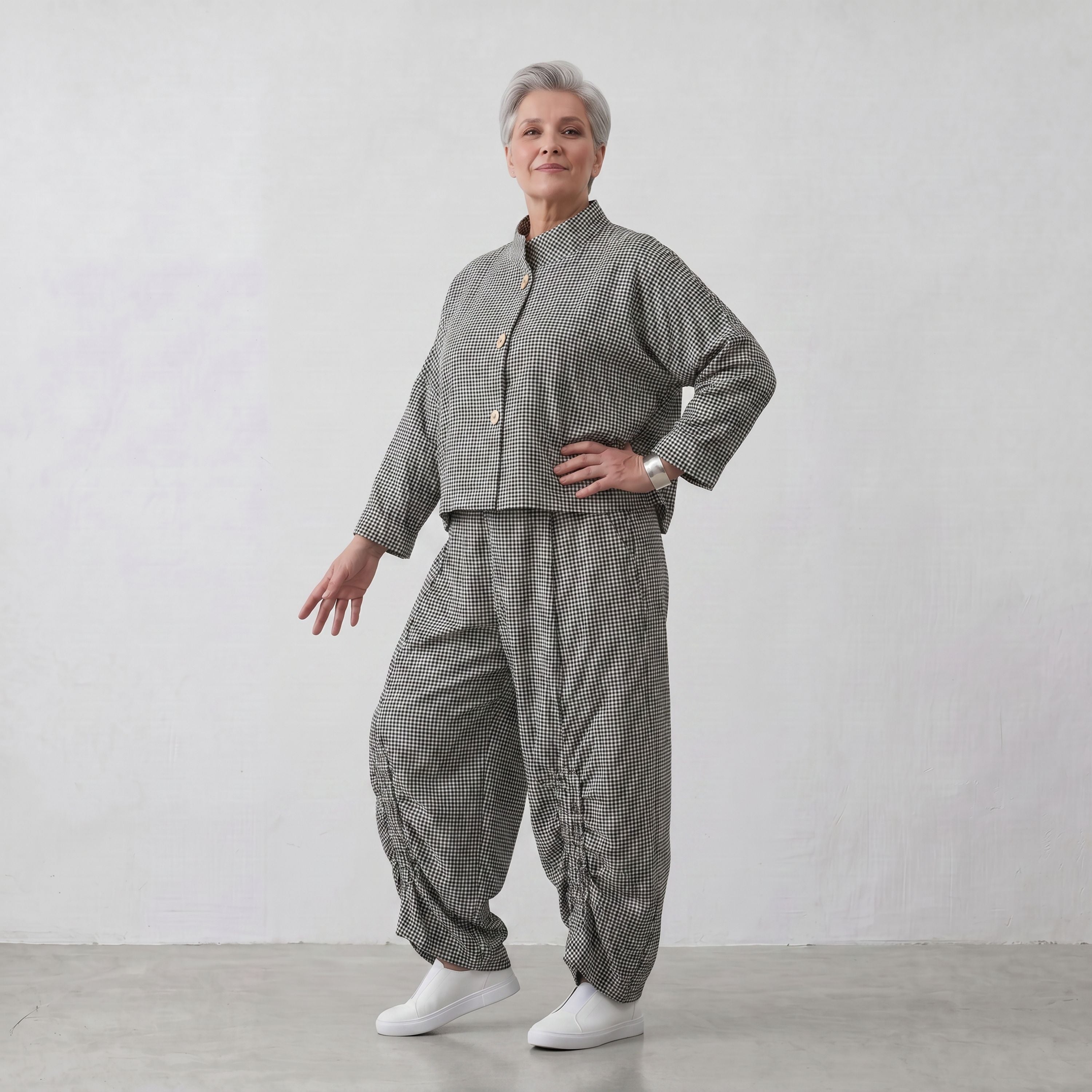 Bengaline Jacke in Schwarz und Weiß mit Stehkragen kastiger Passform und Knopfverschluss
