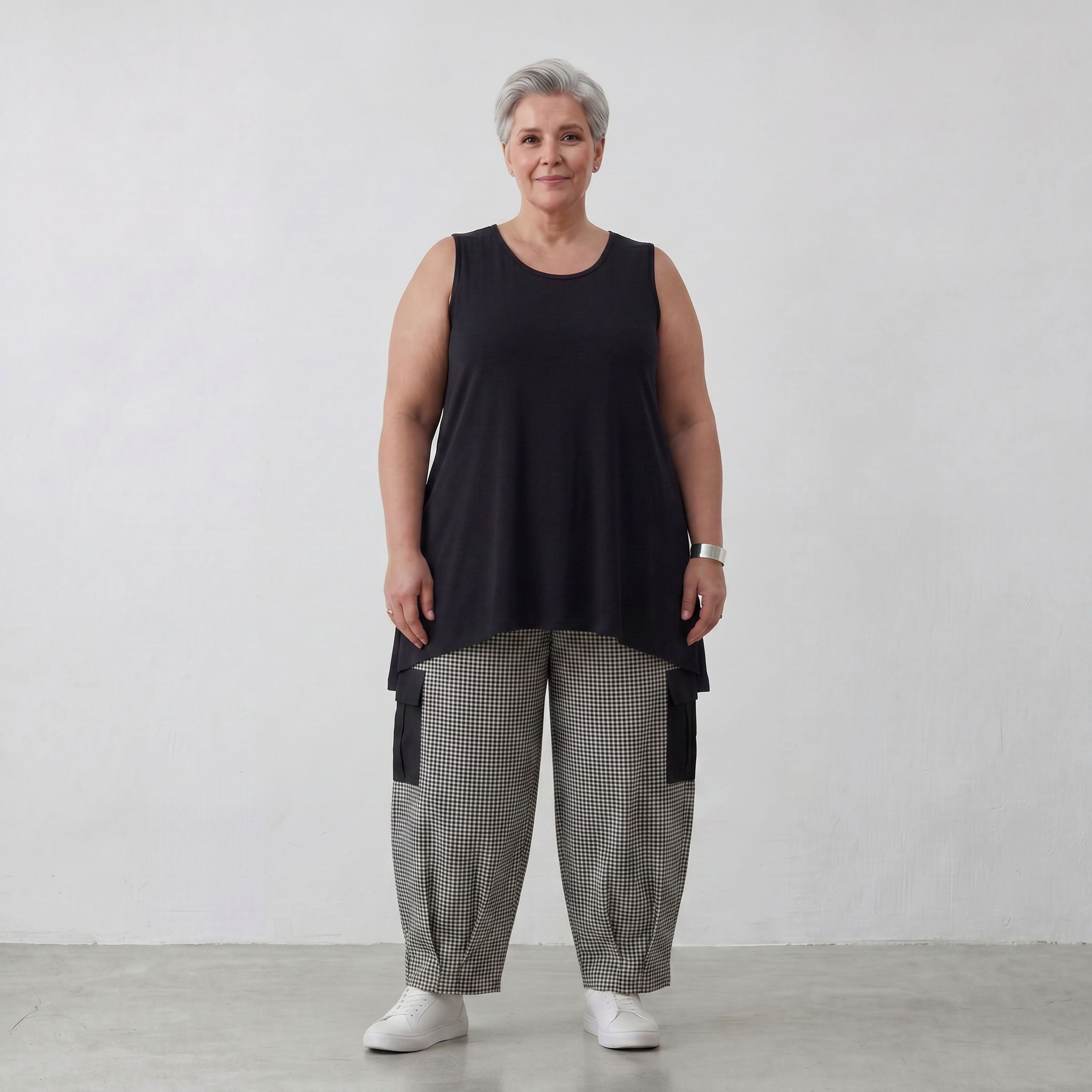 Ballonhose aus fließender Bengaline in Schwarz und Weiß mit elastischem Bund und Biesen