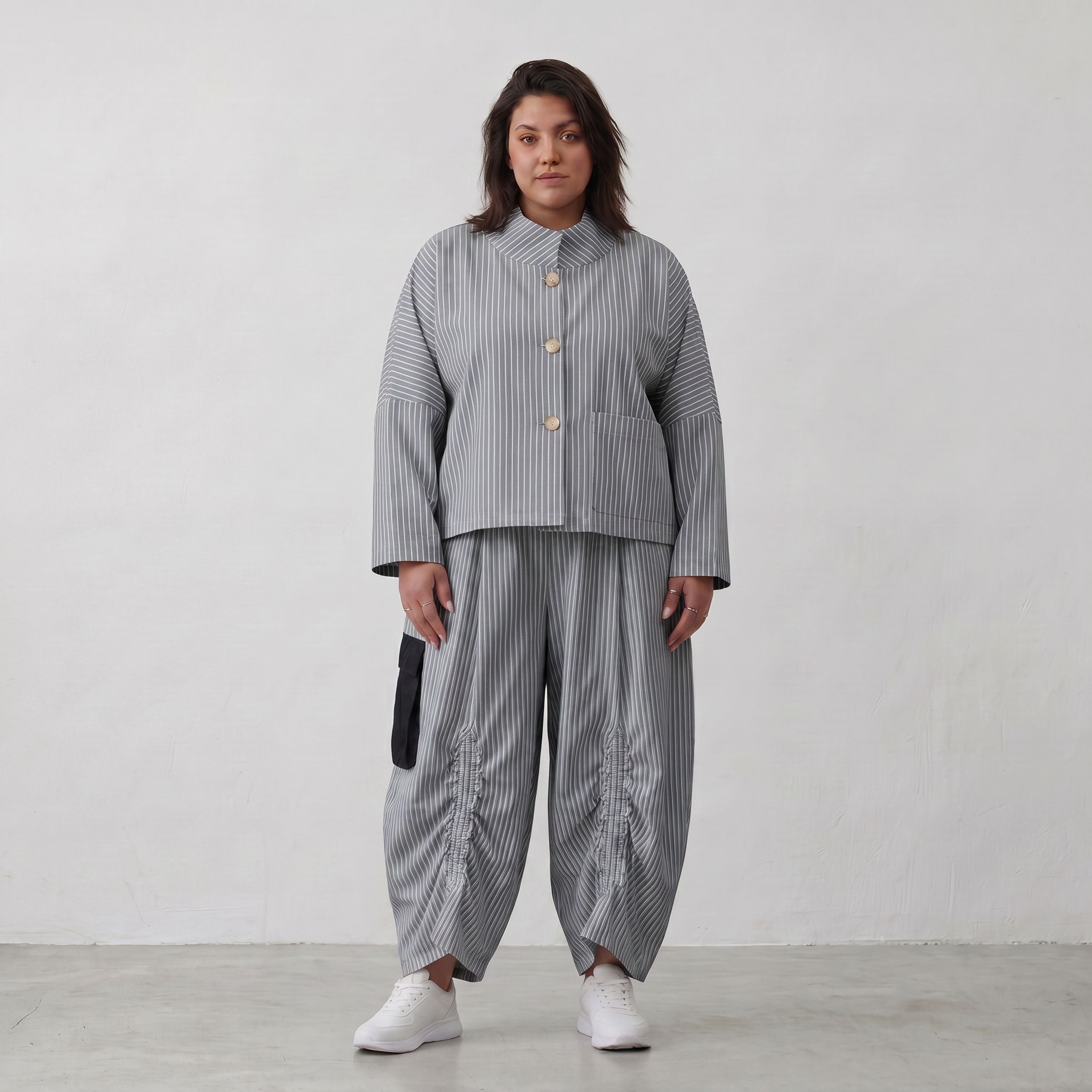 Bengaline Jacke in Grau Weiß mit kastigem Schnitt Stehkragen und 3/4-Arm für jede Saison
