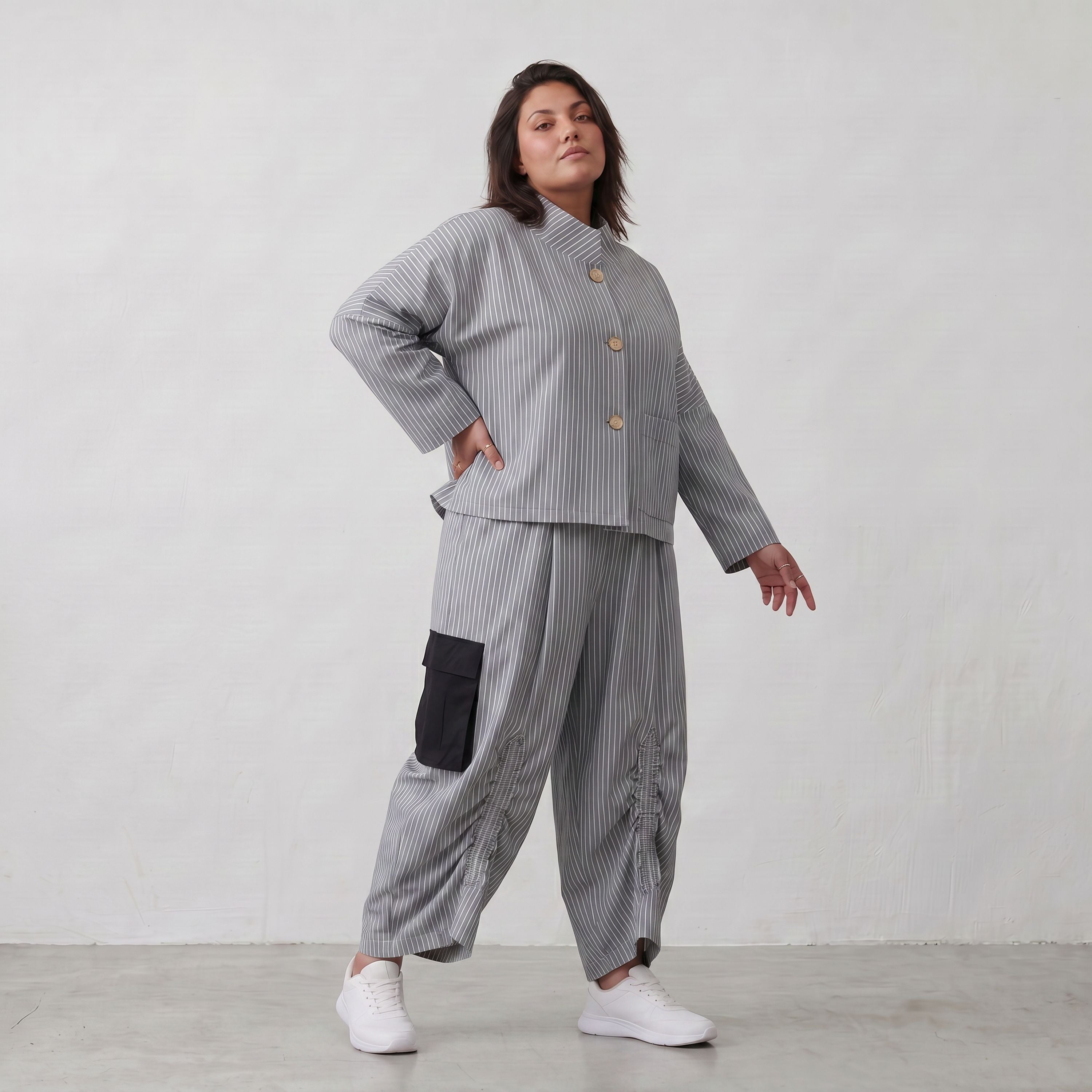 Bengaline Jacke in Grau Weiß mit kastigem Schnitt Stehkragen und 3/4-Arm für jede Saison