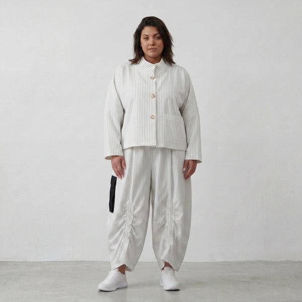 Kastige Bengaline Jacke in Weiß/Schwarz mit 3/4-Arm Stehkragen und praktischen Taschen