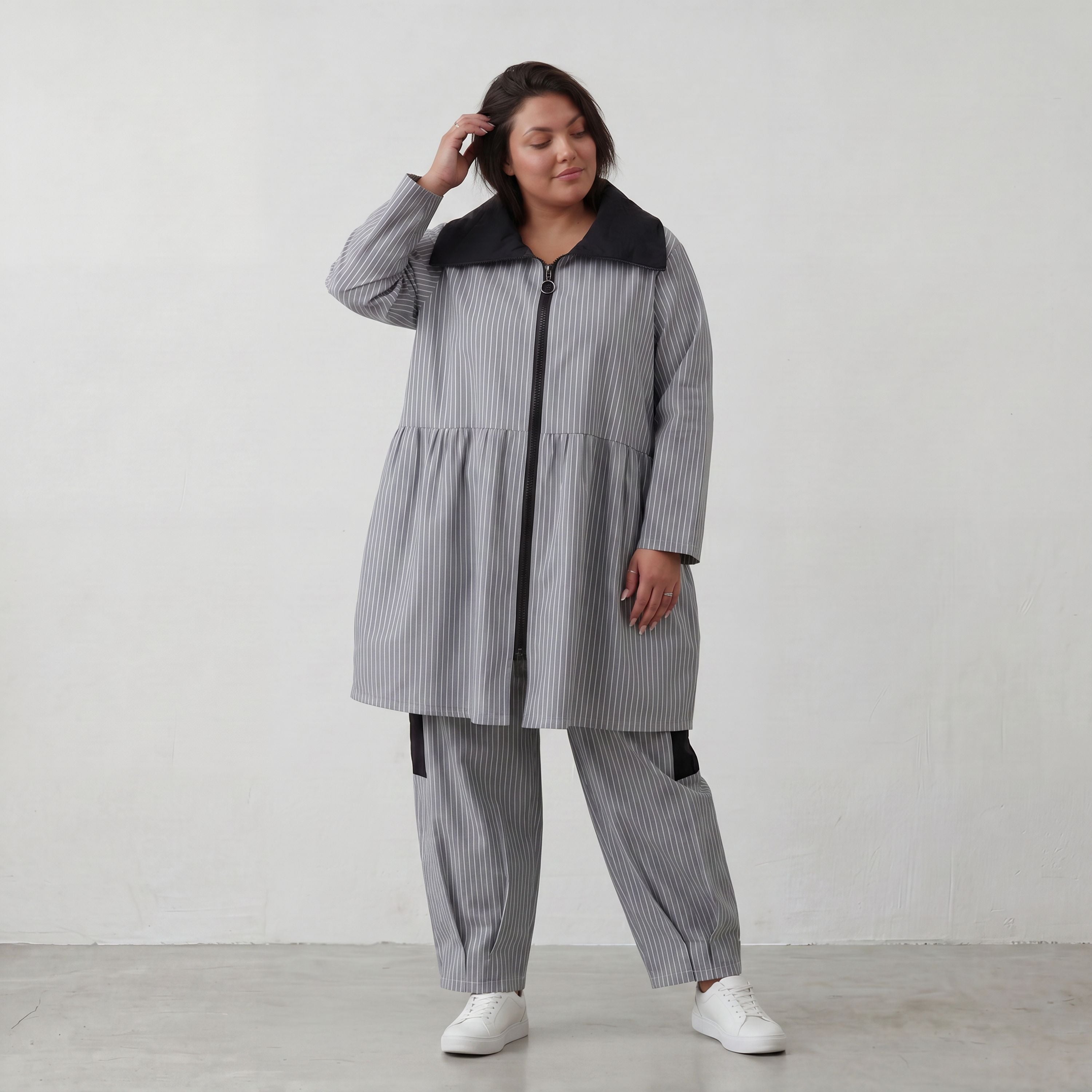Ballonjacke in Grauweiß mit Hemdkragen und fließendem Bengalinestoff für jede Jahreszeit