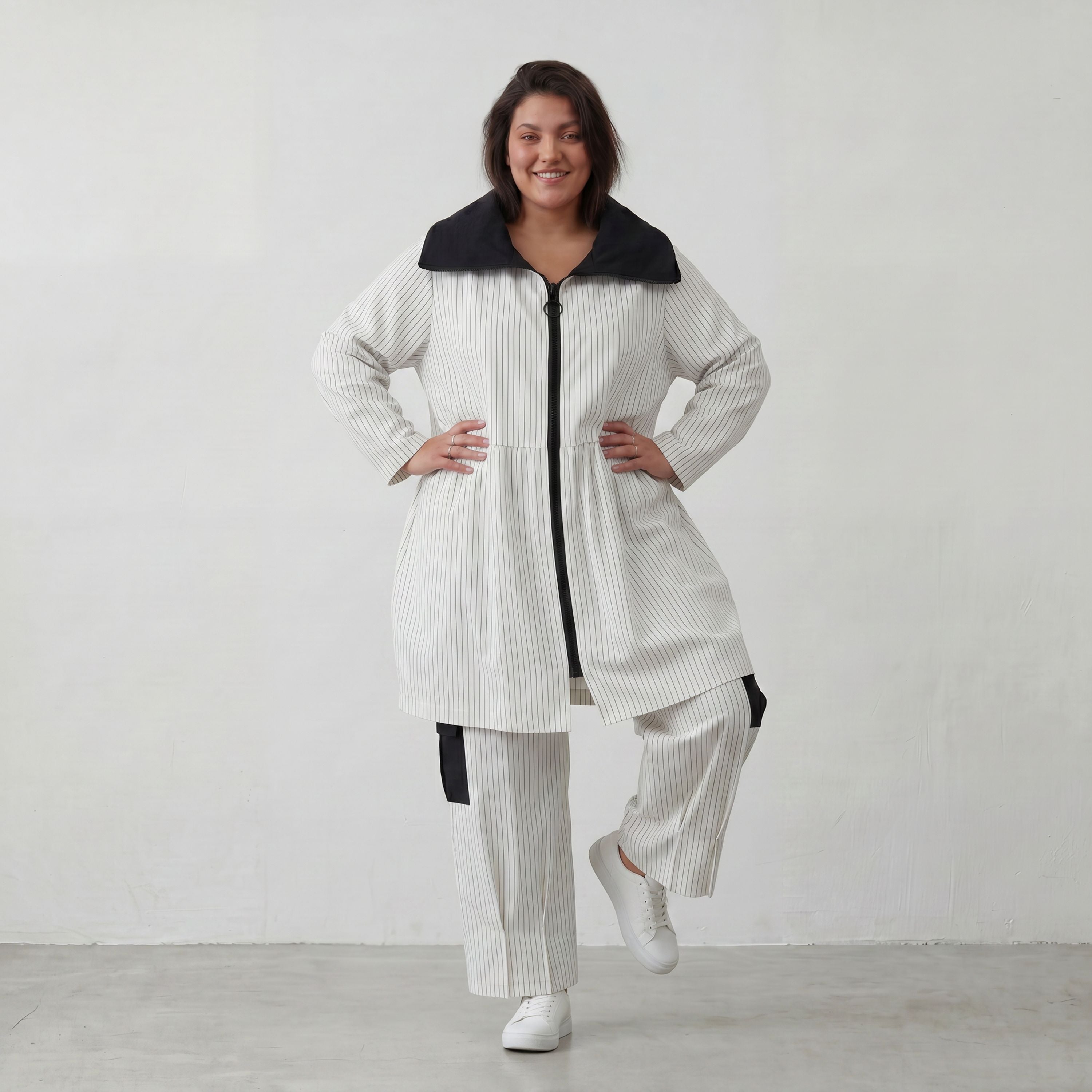 Elegante Ballonjacke aus fließendem Bengaline Stretch mit Hemdkragen in Schwarz und Weiß