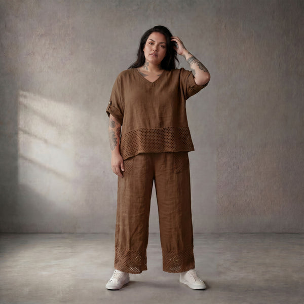 Braune Leinenhose leger Oversize zeitlos Look mit Elastikbund und feinen Strickdetails