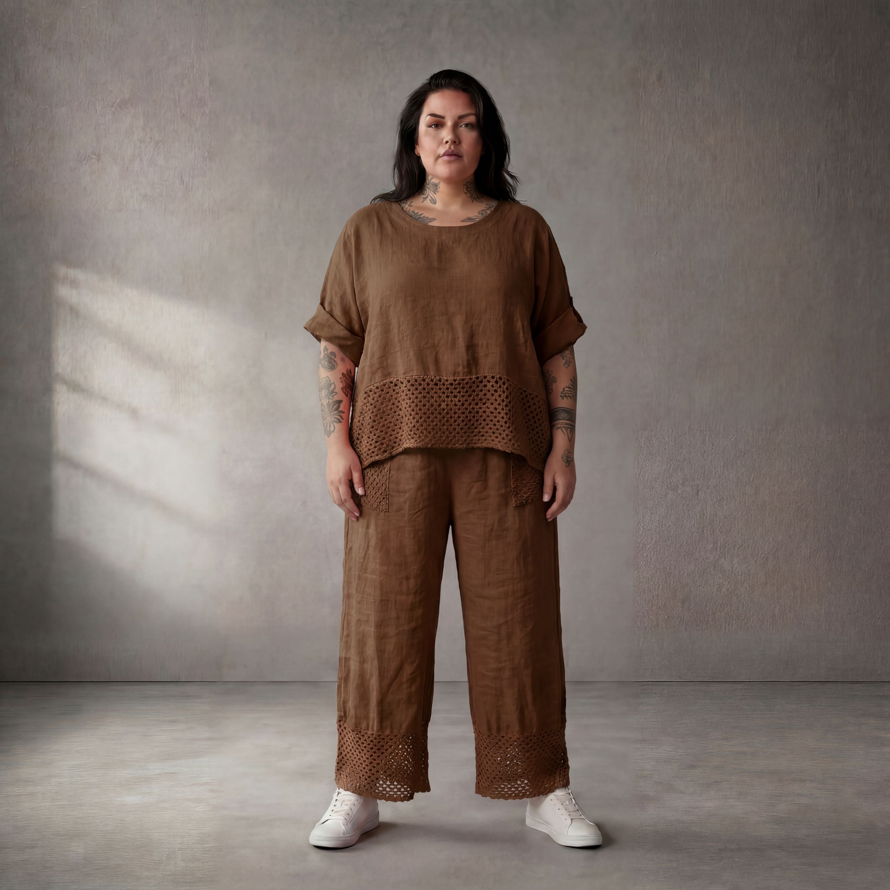 Braune Leinenhose leger Oversize zeitlos Look mit Elastikbund und feinen Strickdetails