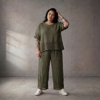 Zeitlose Khaki Leinenhose im entspannten Lagenlook mit besonderem Strickdetail Oversize