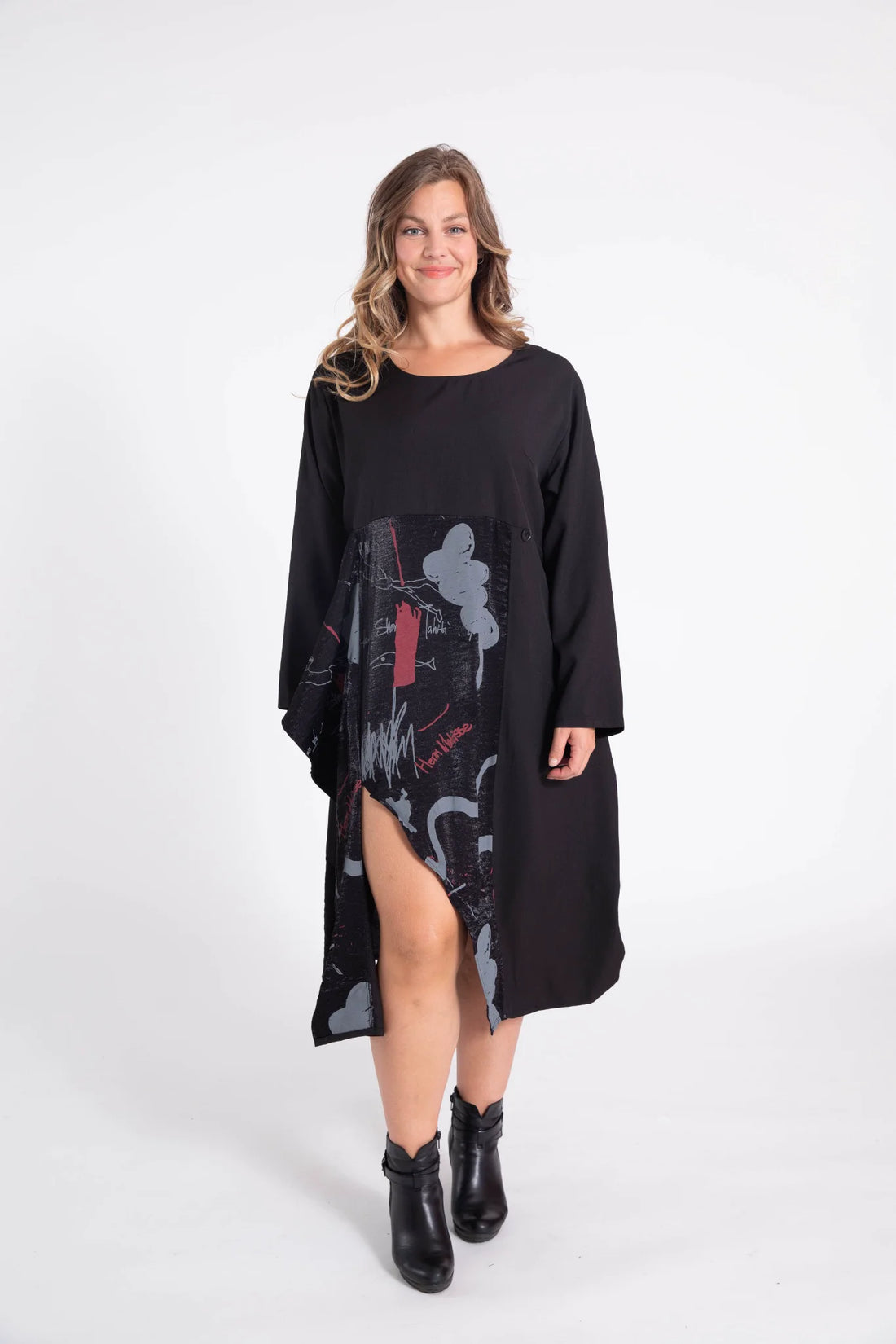  Ausgefallenes Plus Size Kleid in Schwarz-Rot-Grau mit eleganter Knopfleiste und langen Ärmeln