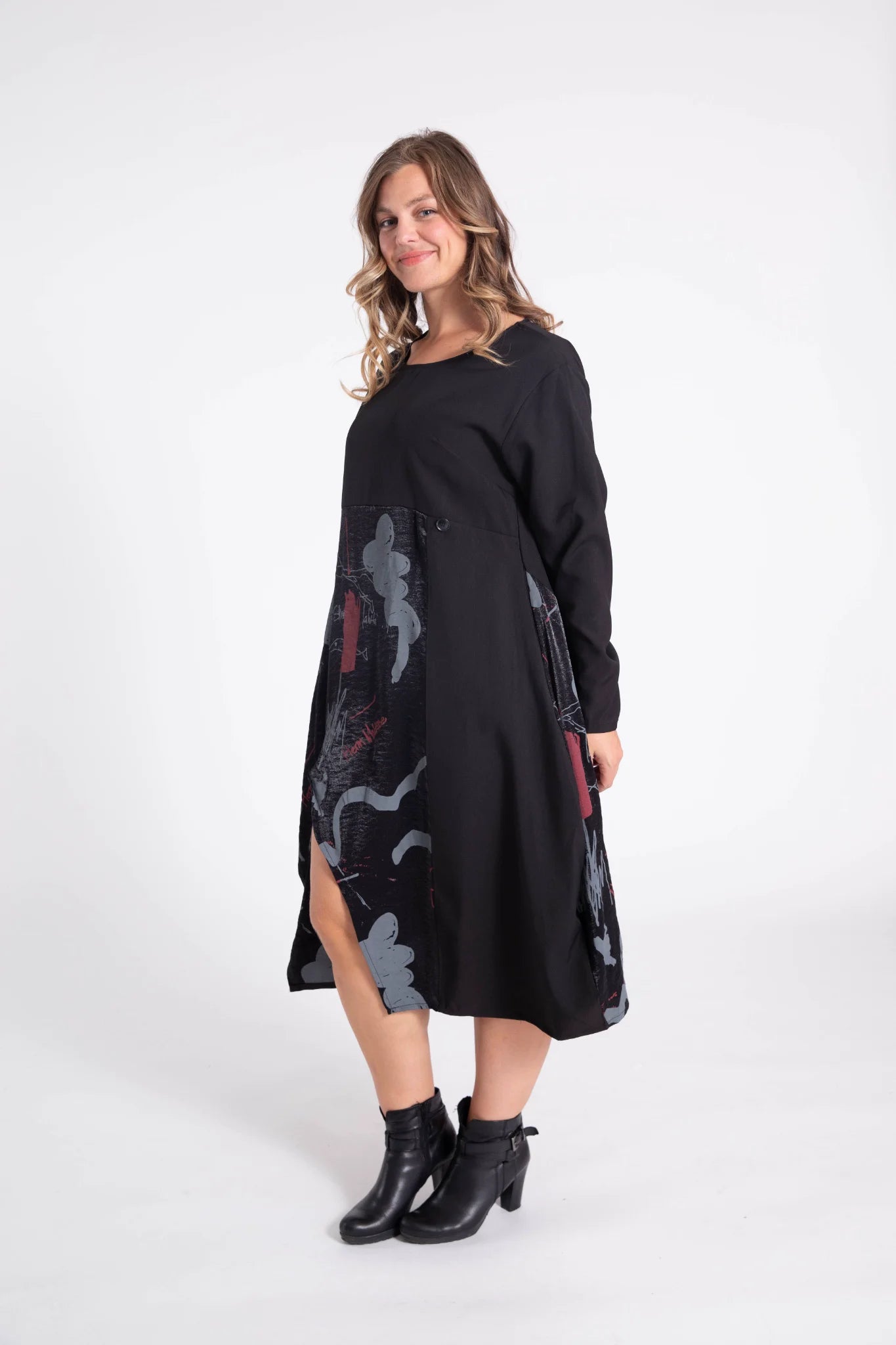  Ausgefallenes Plus Size Kleid in Schwarz-Rot-Grau mit eleganter Knopfleiste und langen Ärmeln