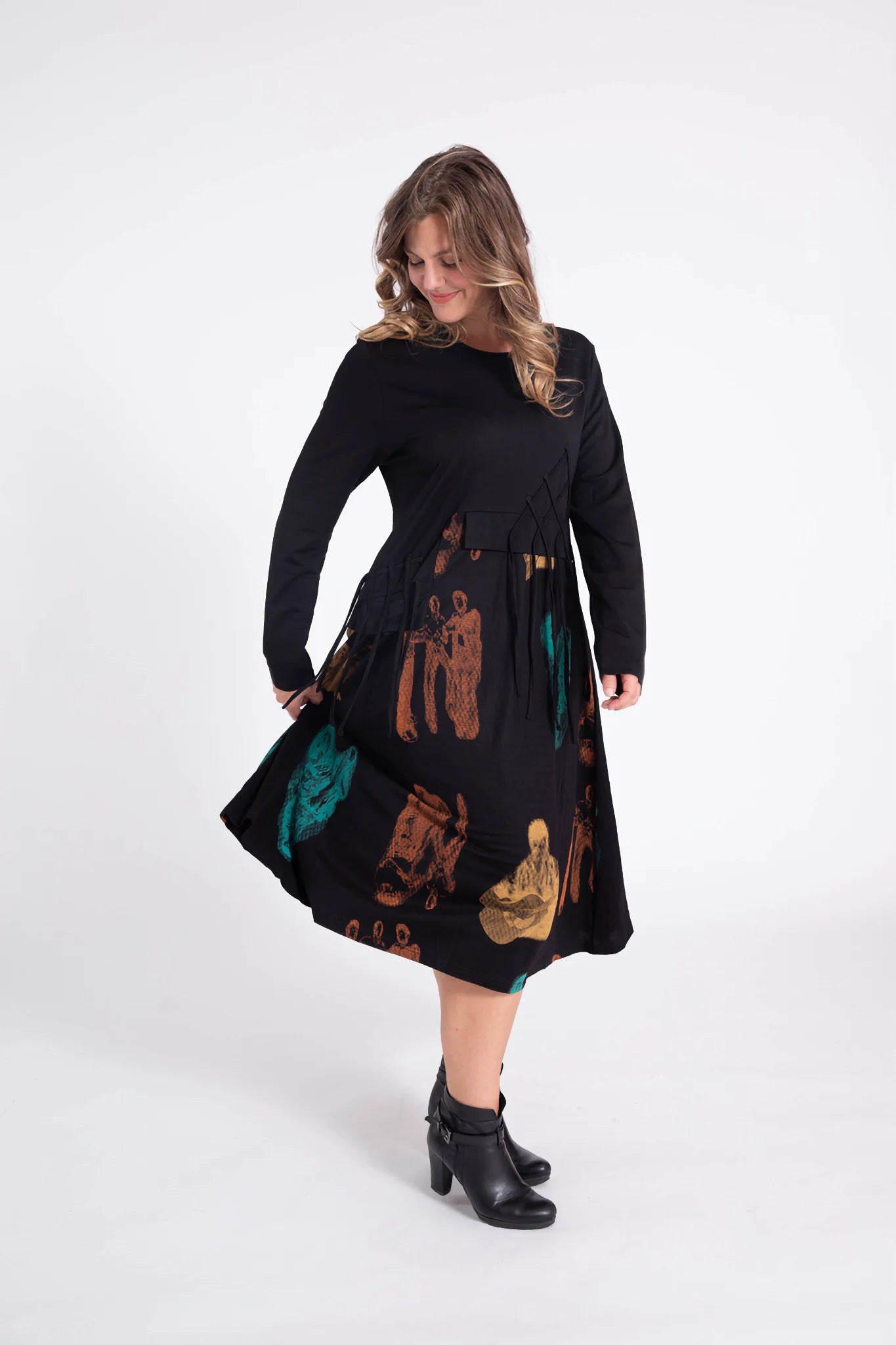  Schickes Oversize Kleid in Schwarz-Multi aus feiner Viskose für den modernen Curvy Look