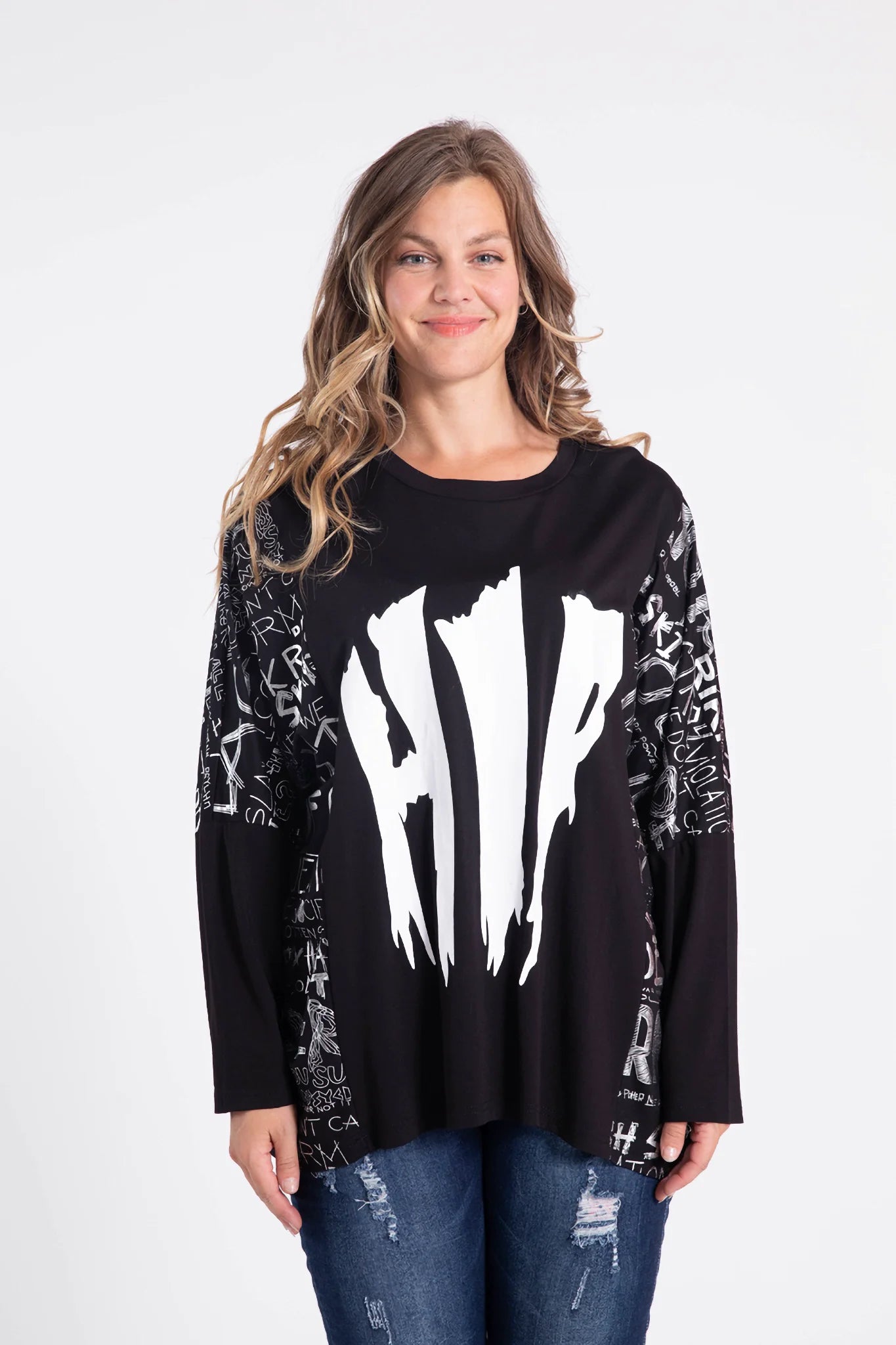  Klassisches Shirt in Schwarz-Weiß mit auffälligem "HIP"-Motiv für einen modernen Look in Curvy Größen