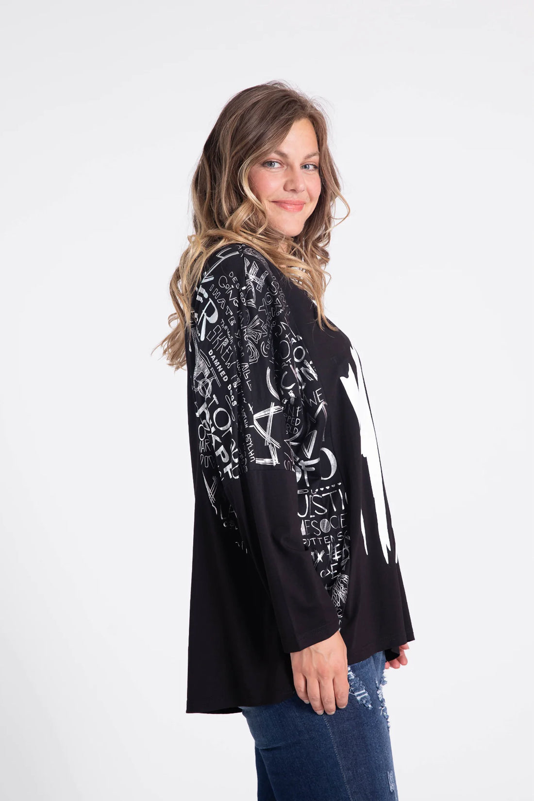  Klassisches Shirt in Schwarz-Weiß mit auffälligem "HIP"-Motiv für einen modernen Look in Curvy Größen