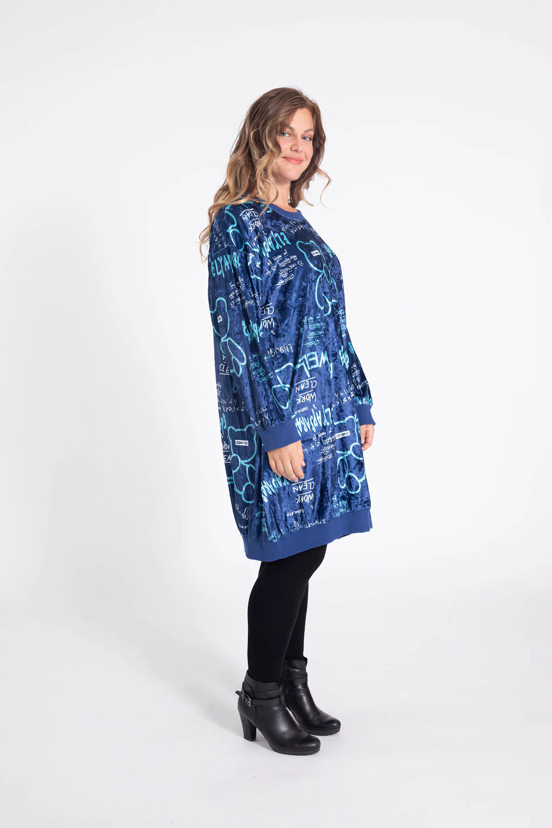  Elegantes Kleid in stylischem Blau mit einzigartigem Buchstaben-Muster aus kuscheligem Nicki Velour