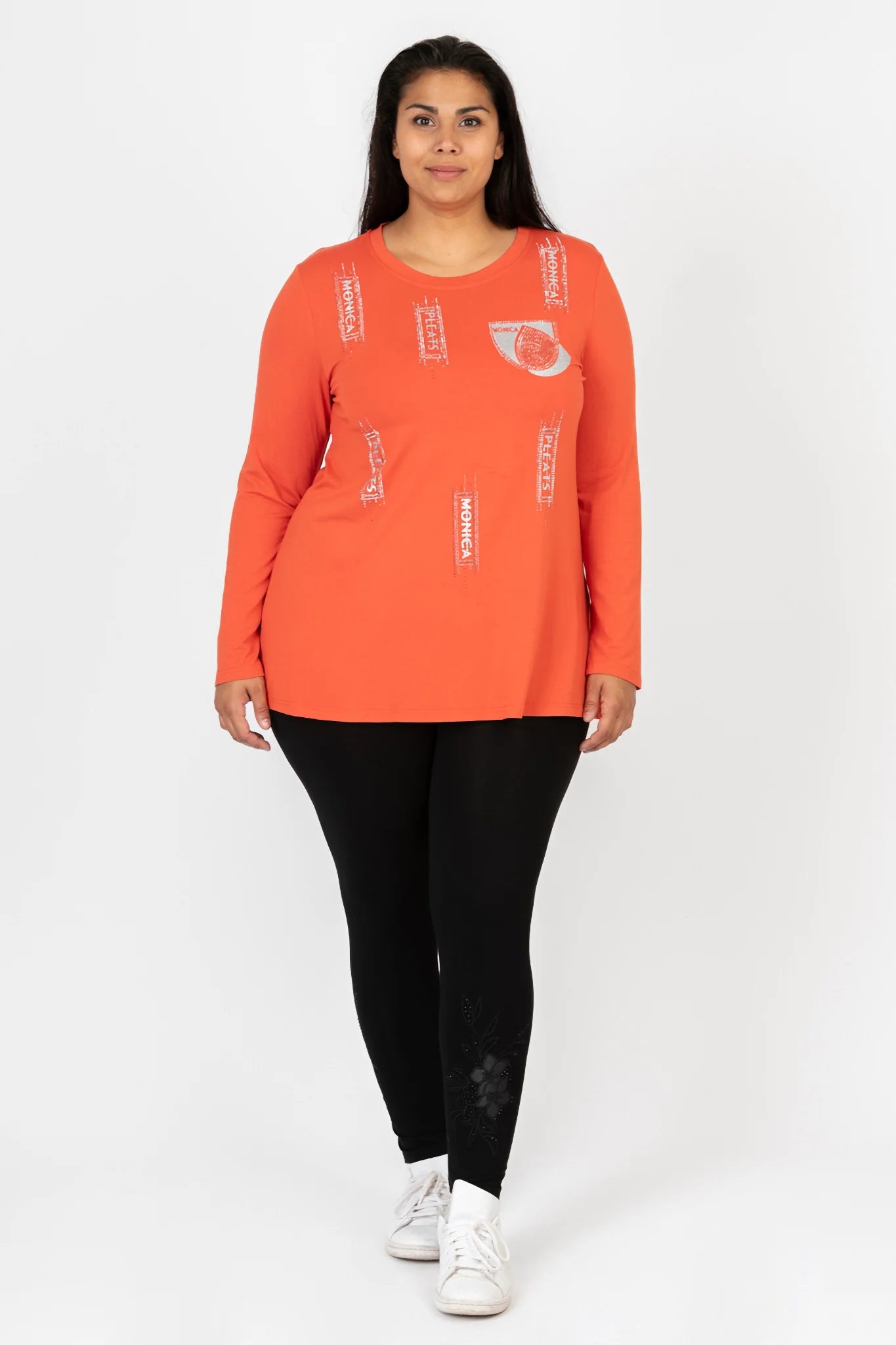  Elegantes Shirt in Orange mit funkelndem Strassschriftzug, weich und bequem aus Viskose, ideal für Curvy Mode