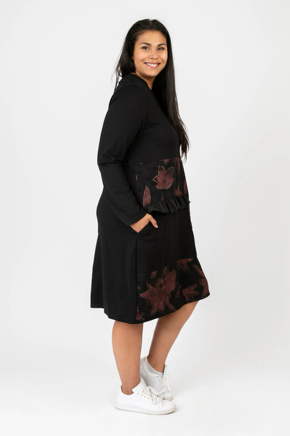  Elegantes Kleid in Schwarz-Rot mit floralem Muster für Plus Size und Curvy Mode, Viskose Jersey